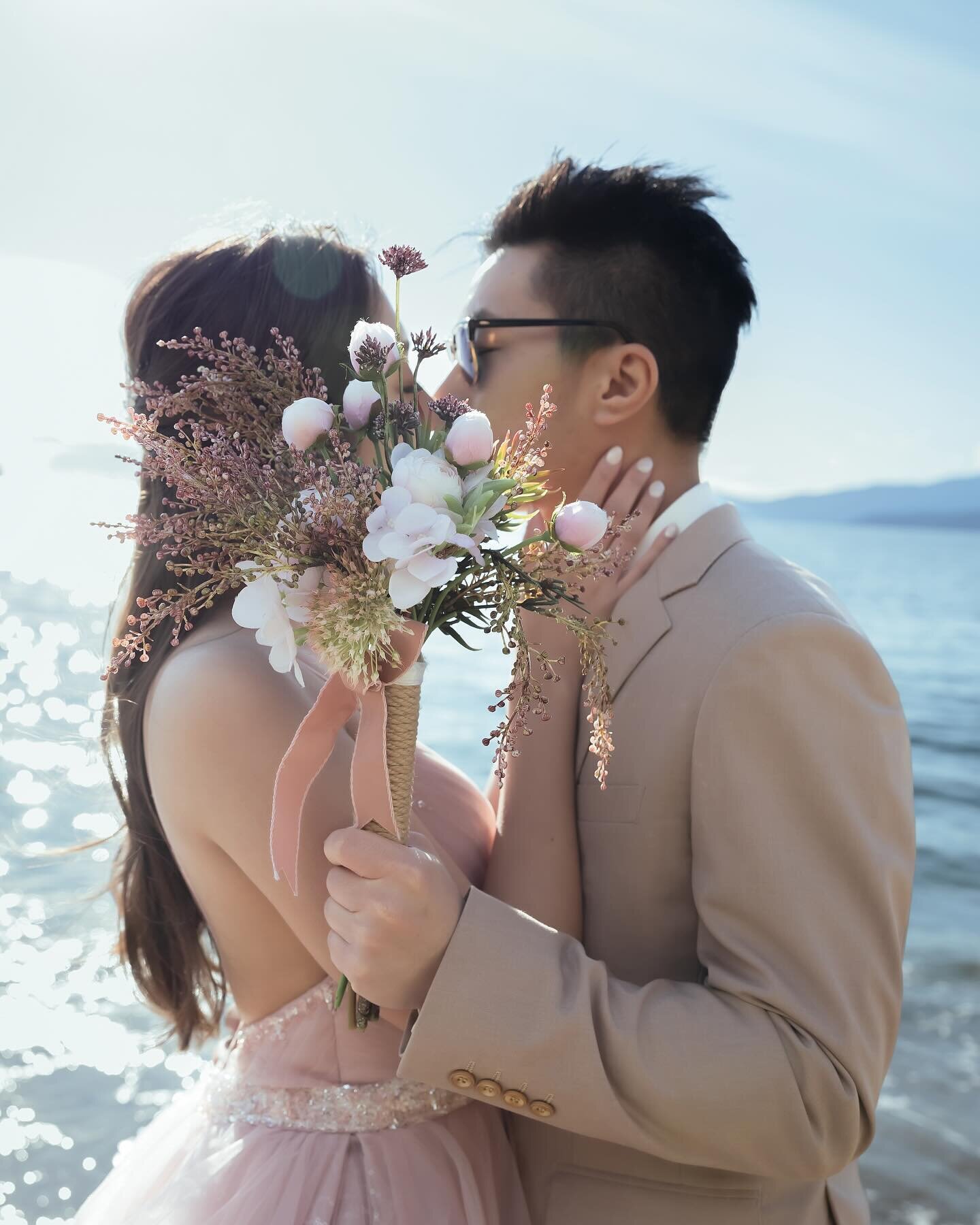 🌊☀️ Capturing Love by the Sea 📸 

Today&rsquo;s post features a sweet and romantic moment captured at the sunny shores of Vancouver. The clear blue skies and the natural charm of the couple make this photo truly special. 💕 For those seeking a natu