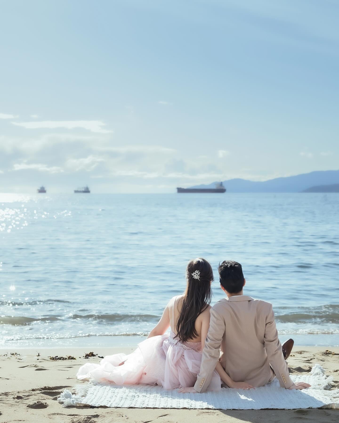 🌊☀️ Capturing Love by the Sea 📸 
Today&rsquo;s post features a sweet and romantic moment captured at the sunny shores of Vancouver. The clear blue skies and the natural charm of the couple make this photo truly special. 💕 For those seeking a natur