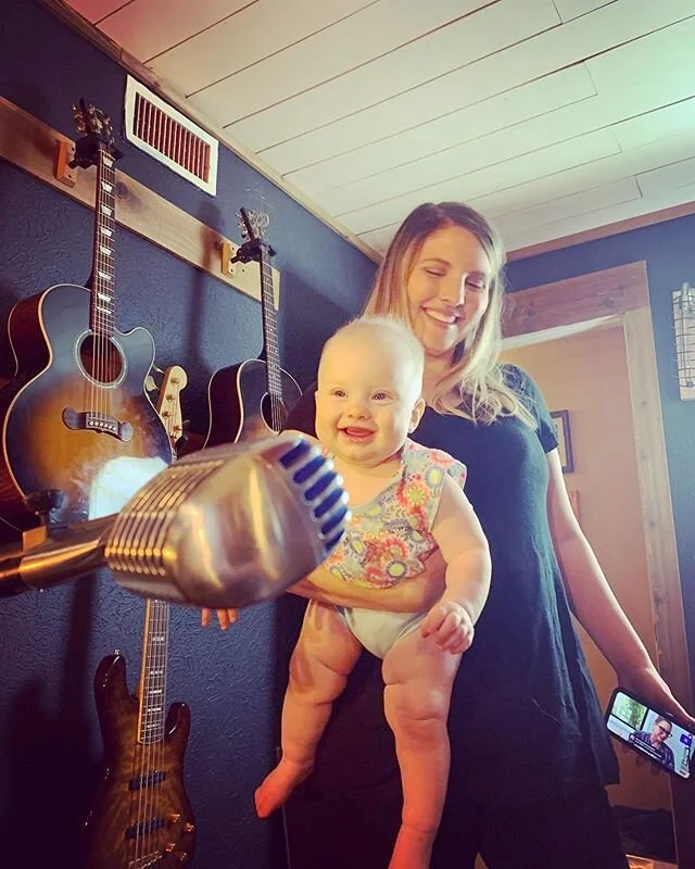 Love it when @lamooremusic and Googs visit while I&rsquo;m in the studio. Abigail loves trying out for the &ldquo;choir&rdquo; at the wrong times and she&rsquo;s got some serious pipes :) #futuresinger

#latenightrecording #googsinthestudio