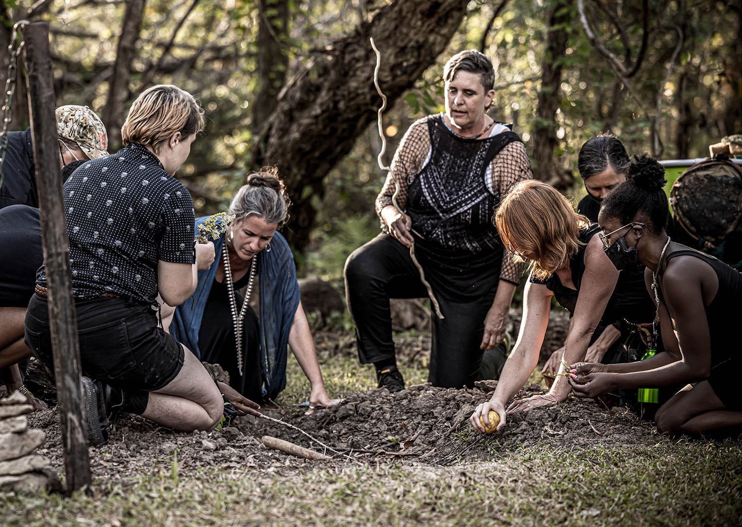  Guide performers of Ezell: Ballad of a Land Man at Studio in the Woods, New Orleans, LA, October 2021: Jeffwrey Darensbourg, Clarity Hagan, Carrie Brunk, Nicole Garneau, Faye Adams-Eaton, Kendra Unique. Photo: Melisa Cardona.    