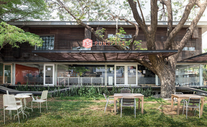 Punspace Nimman in Chiang Mai, Thailand Along with having a well-designed interior, Punspace also has a charming front courtyard for those days when you feel like working under the sun, or simply taking a break to relax outside. Amenities include Skype rooms, private offices, lockers, and even an additional membership at the Tha Phae Gate location of Punspace.