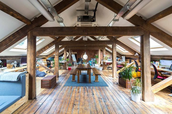 Duke Studios in Leeds, England If you’re looking for a hip, creatively driven coworking space in vicinity of Leeds, England, you should definitely look into getting yourself a membership at Duke Studios . Offering coworking space, desk rentals, and even studio space, you really have your pick of arrangements here. It’s beautiful, it’s affordable, and it’s full of interesting people — what else could you ask for?