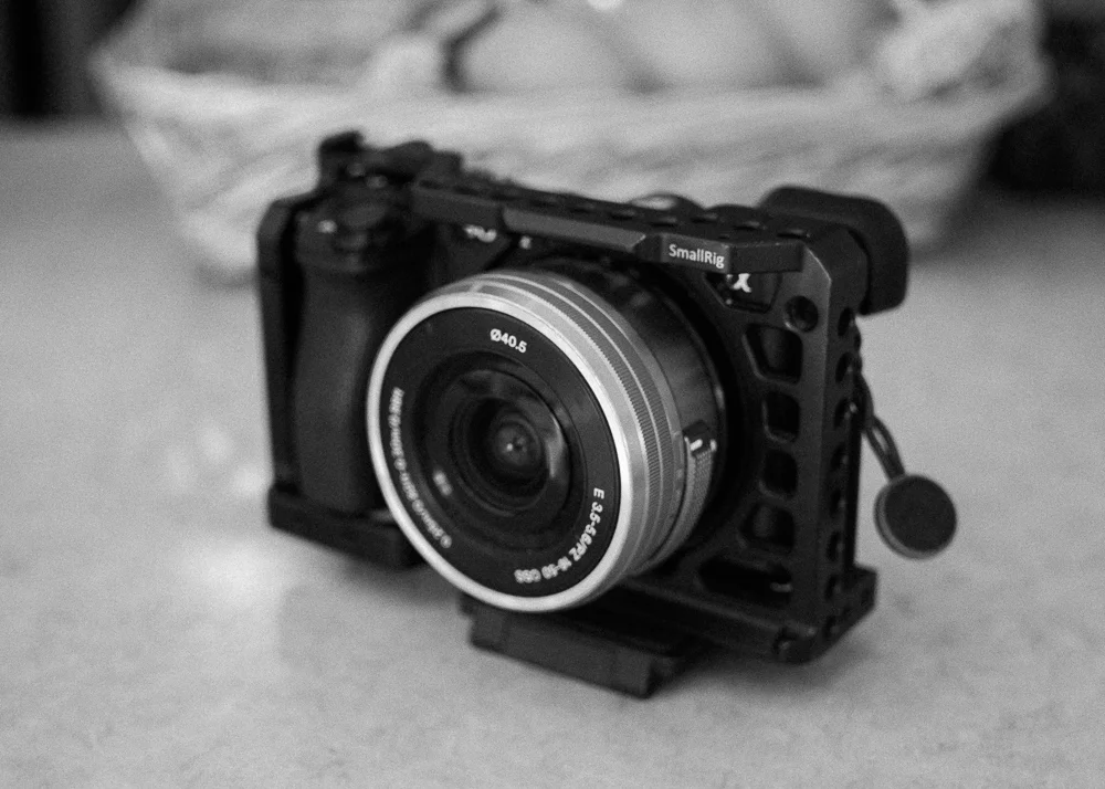 Zoom lenses don't have to be big. Kit lenses are usually the best option for a versatile travel photography kit.