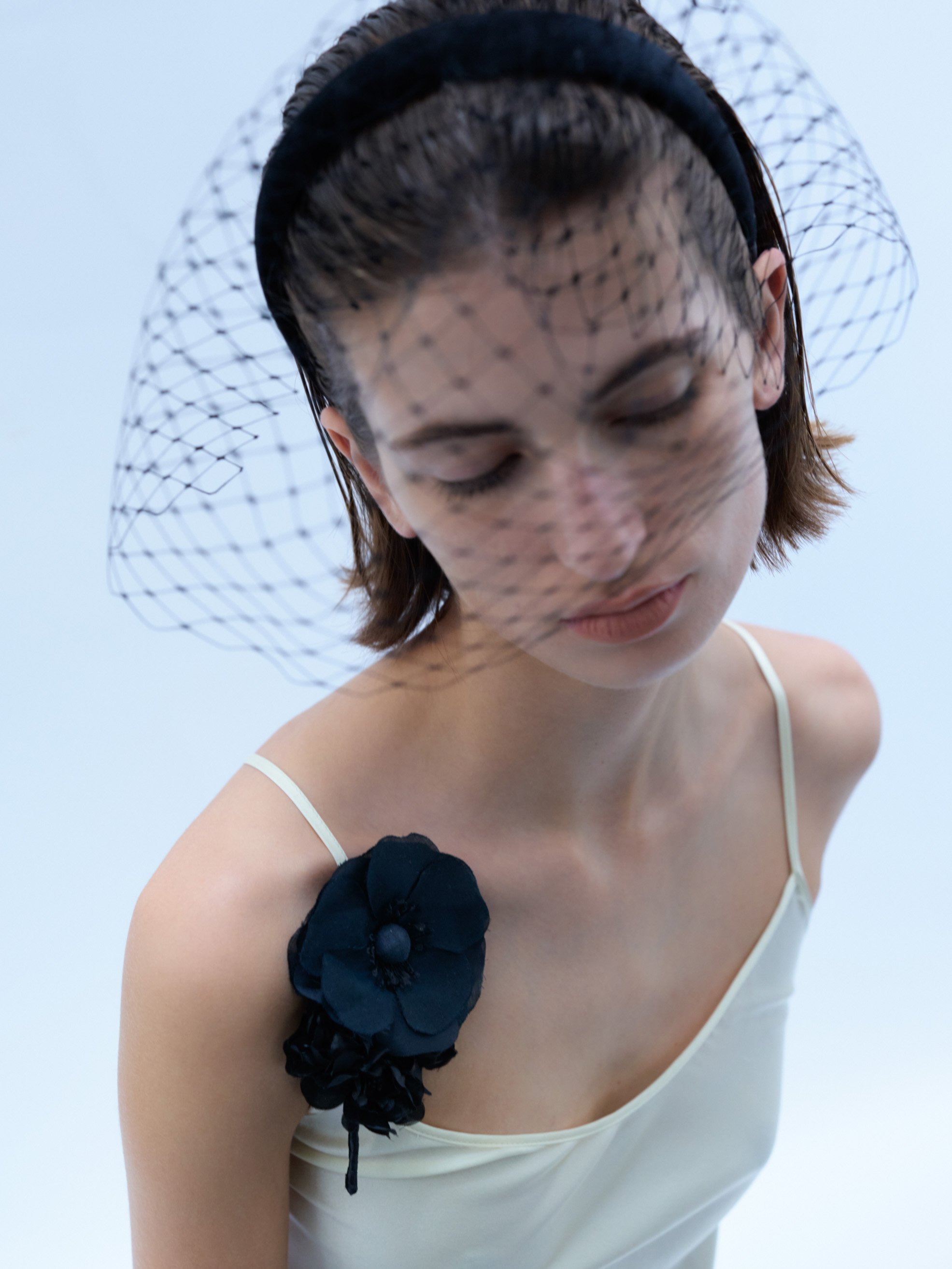   black peony corsage ¥8,800 税込    Scala wide headband  black ¥8,250 税込  
