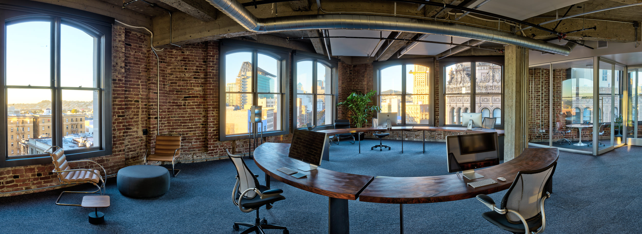 Partners' Ring Desk Panorama