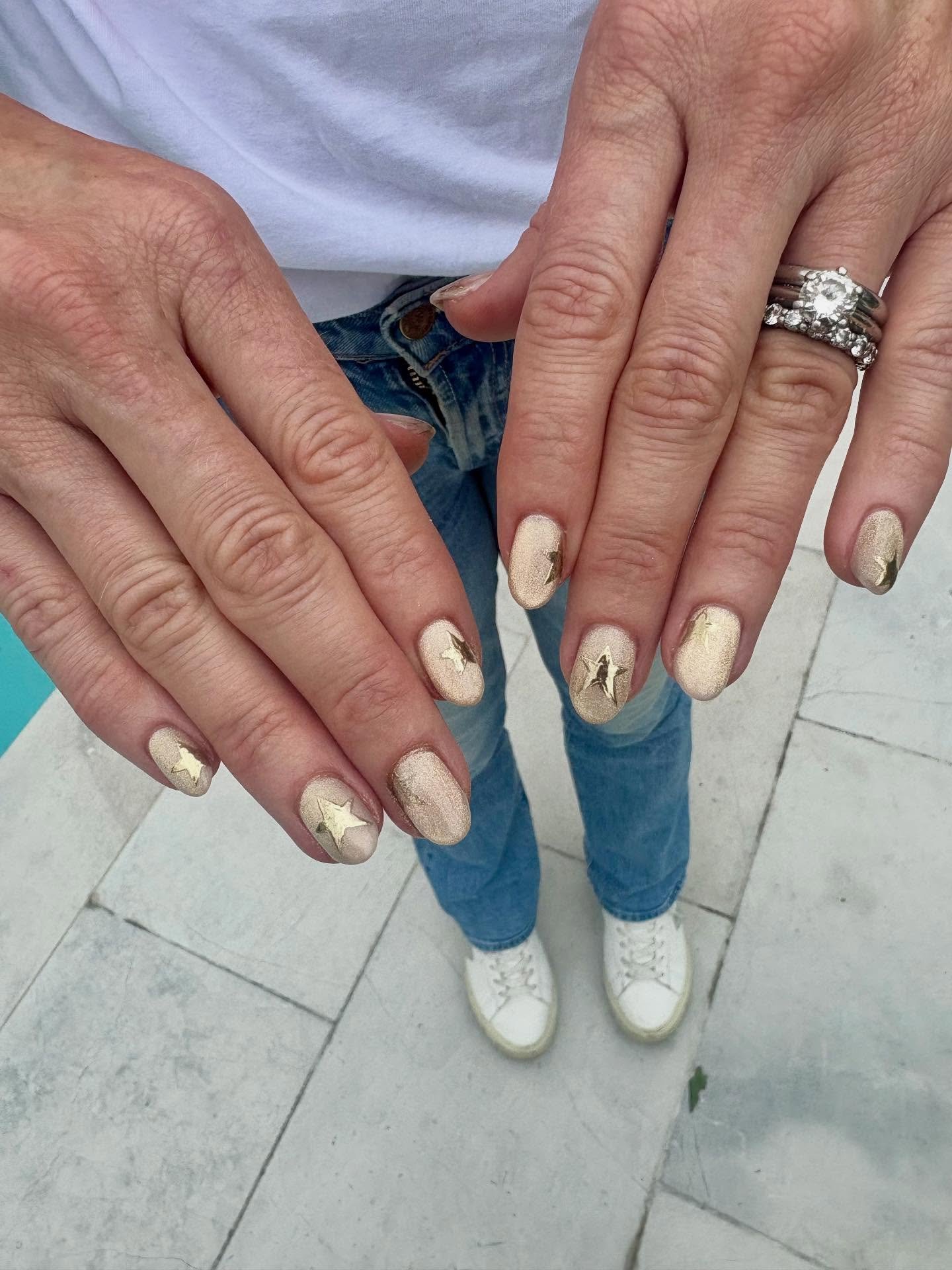 A few sets to round out last year.. I loved doing all the nailart! Let&rsquo;s keep this up in the new year people 😘

#nailart #instanails #gelnails #buildergel #stheliers #newyearnails #aucklandnails #instagood #nailsnz #nailtech #biab