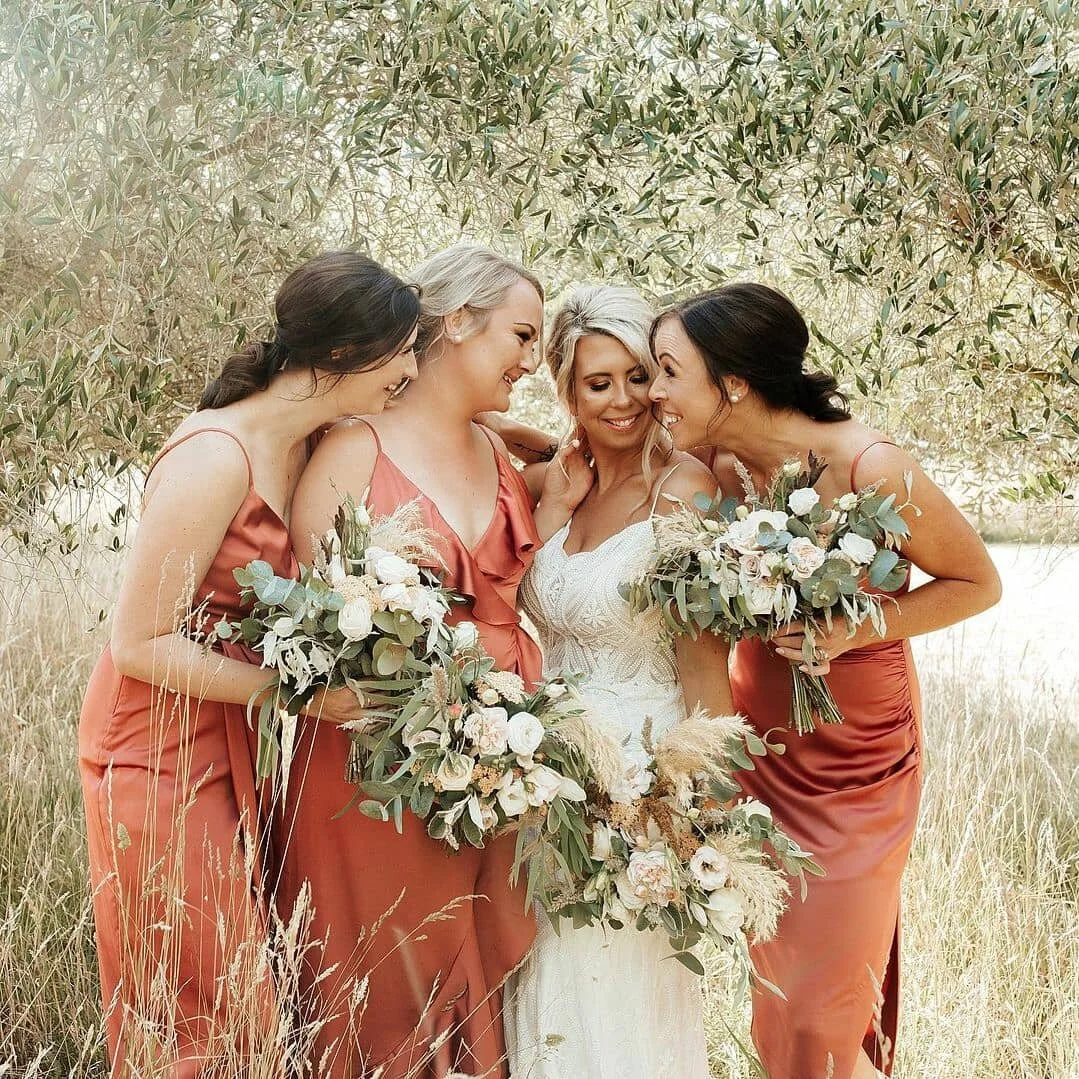Now that's a bridal squad! And the colours, so beautiful ❤️ Photographer - @susannahblatchford