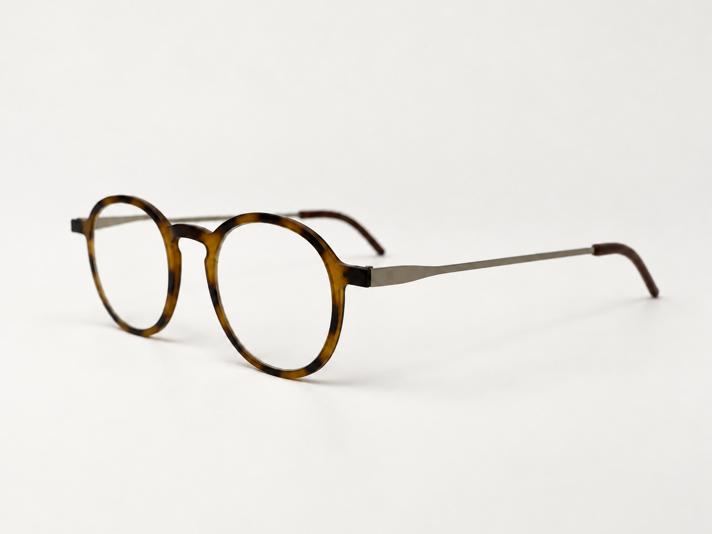 Angled view of Panto G10600 reading glasses showing the slim metal arms