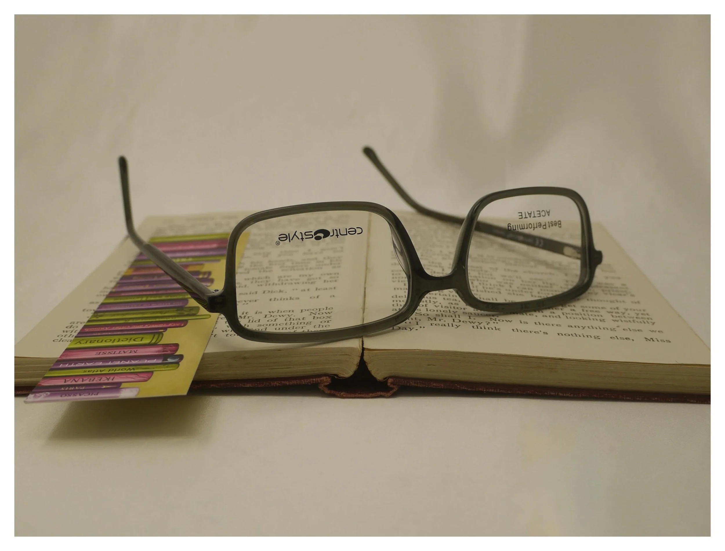 An inverted view of the F0641 dark green frames on a Thomas Hardy novel, highlighting the bridge and rim construction