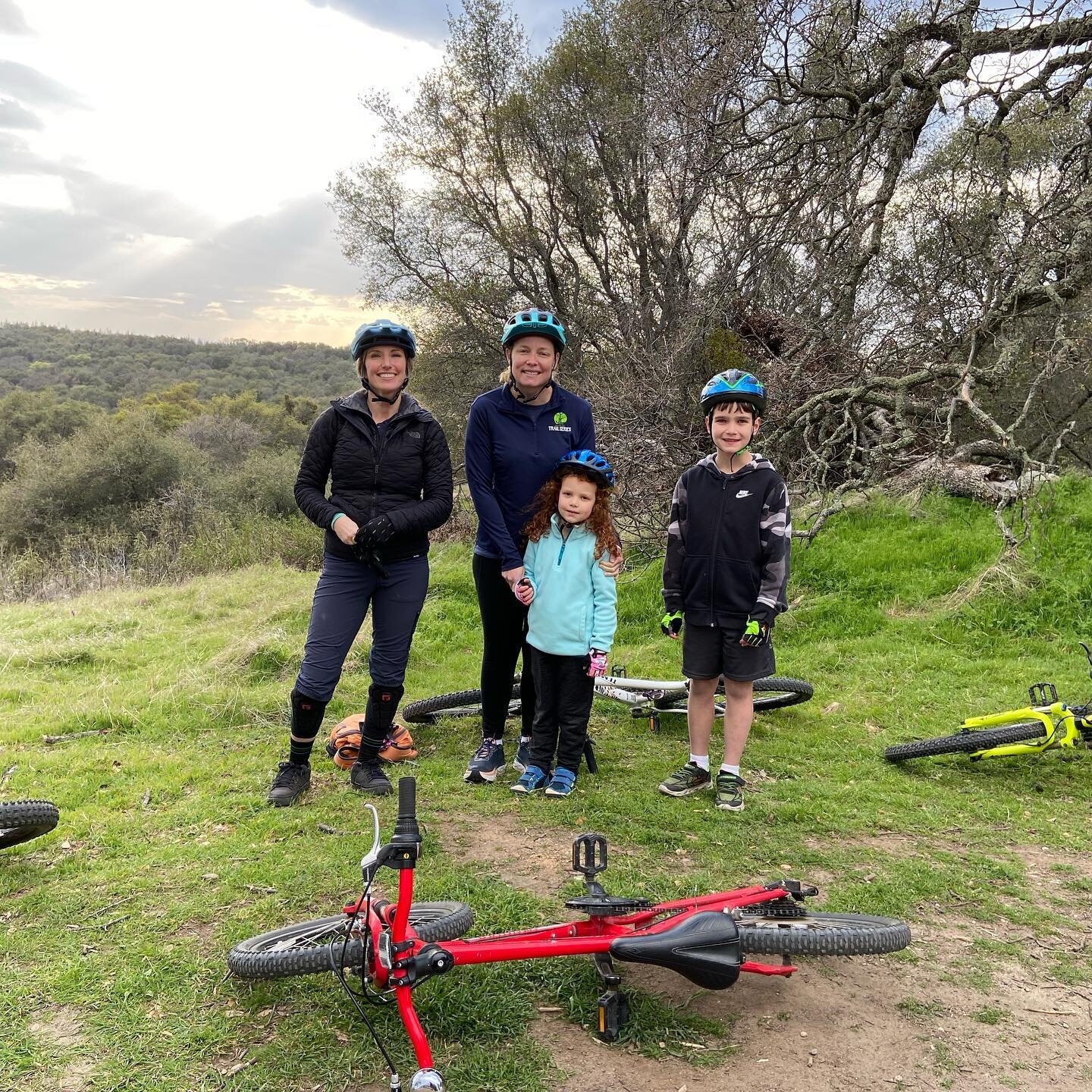 A beautiful evening to give private lessons to these awesome three!! I&rsquo;m putting money on the little one becoming the next Rachel Atherton! She was 🔥 #mtbgirl #mtbskills #mtbkids #morekidsonbikes #nextrachelatherton #ridebikesbehappy