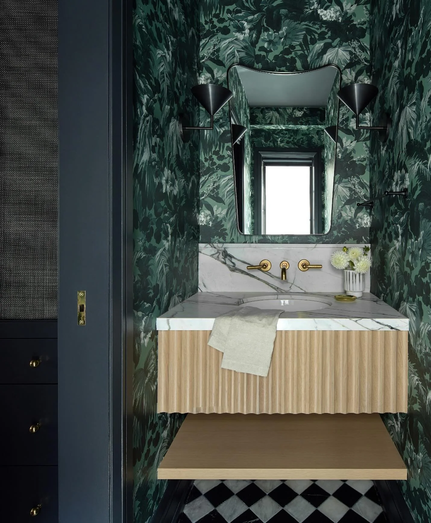 Just a few short weeks until autumn leaves fall, but this powder room stays lush year-round 🌿

Photo: @nannespringer

#interiordesigntoronto #interiordesign #torontodesigner #powderroom #yyzhomes