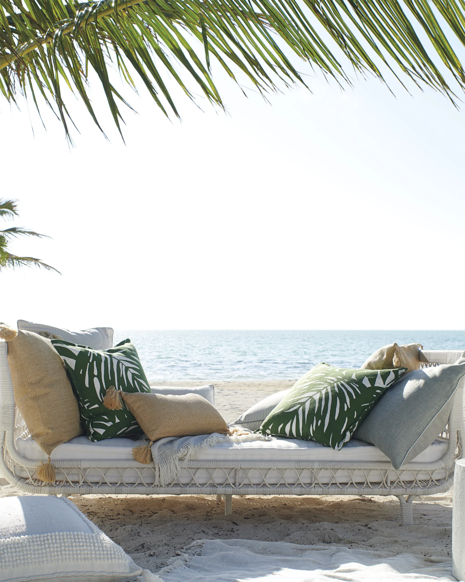 Daybed_Capistrano_White-0967-v1_Crop_BASE.jpg