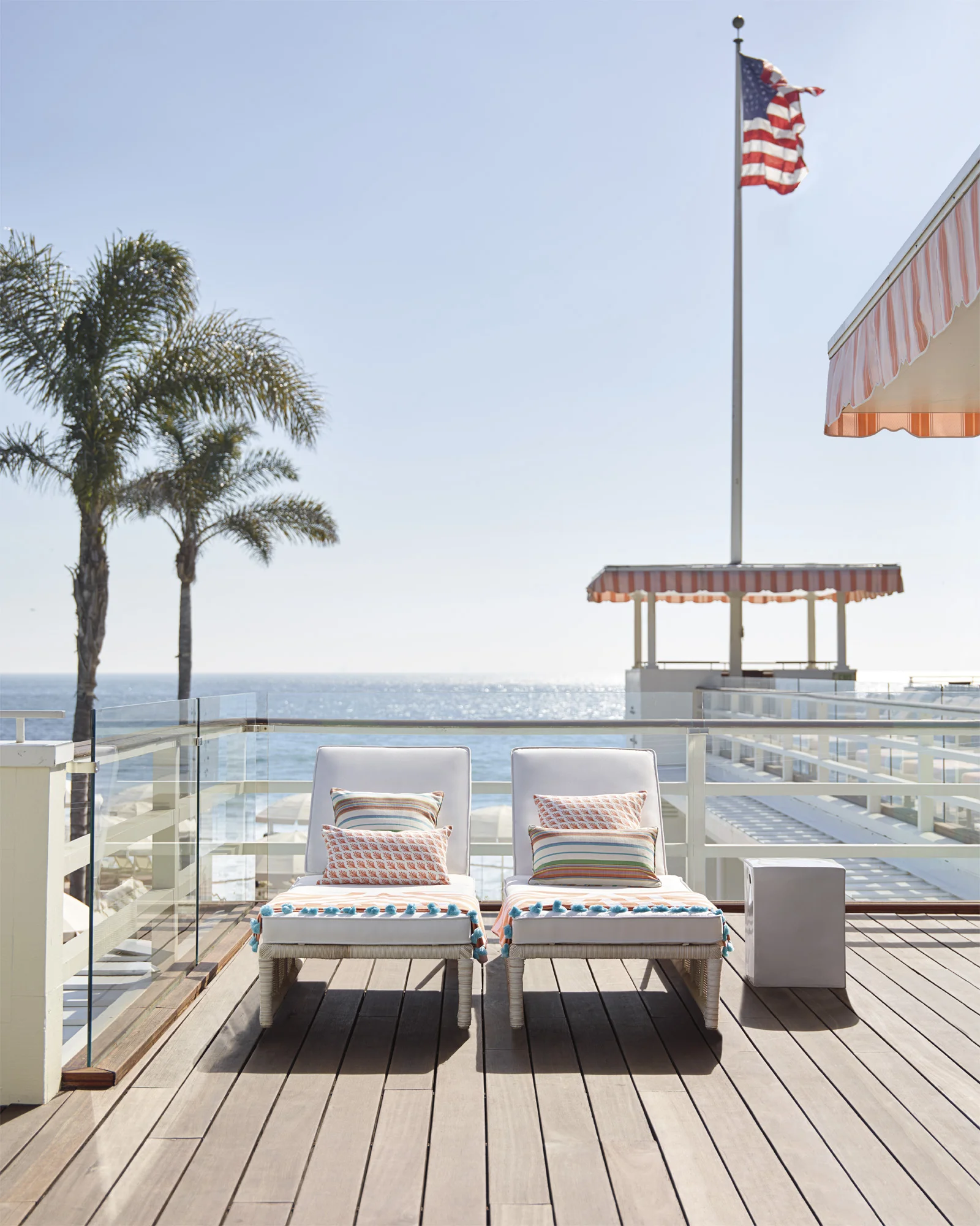 Chaise_Pacifica_LF-620-v2_main_Crop_BASE.jpg