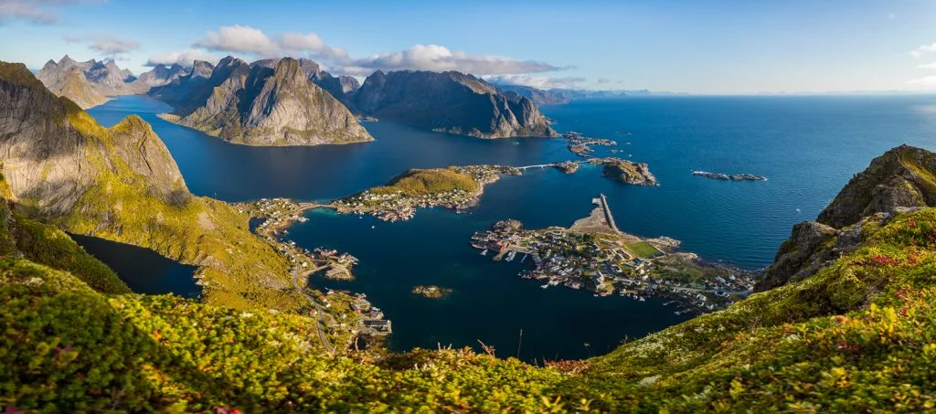 The view you get when standing on top of Reinebringen is so overwhelming that a single-frame-photo won’t do it justice. Five images shot with a Tamron SP 24-70 F/2.8 @ 24 mm | F/9 | 1/125 sec | ISO 100.