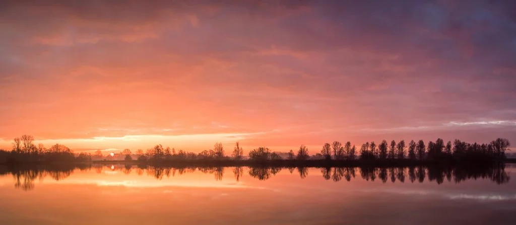 A beautiful early winter morning. When shooting panoramic photos like these, make sure your image doesn’t get too dark when moving away from the sun. Of course, de difference in light is something natural and is a consequence of the sunrise, therefore part of the difference should be left untouched. Five images shot with a Tamron SP 24-70 F/2.8 @ 24 mm | F/11 | 2.5 sec | ISO 100