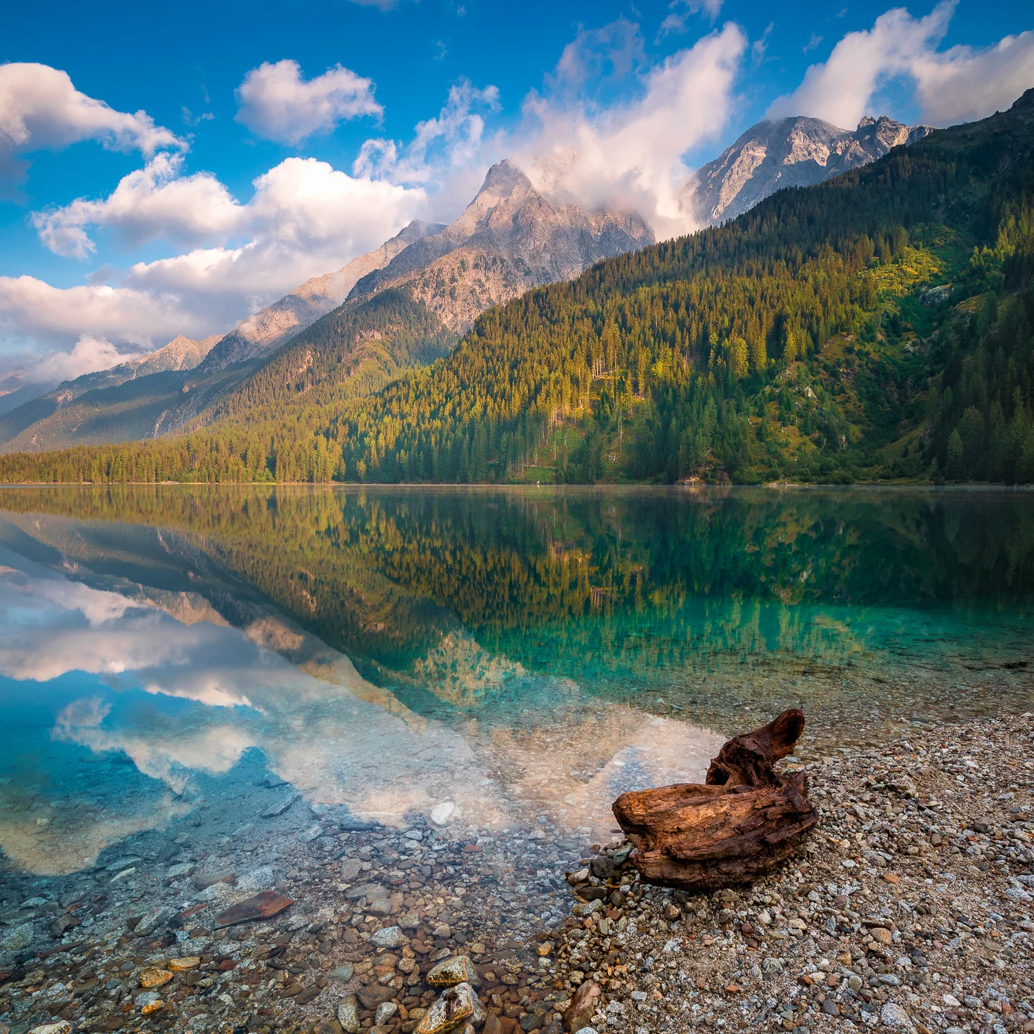 To be able to see the bottom in front of me, but also keep the reflection, I searched for the maximum amount of polarization an then reduced its effect until I was satisfied. Tamron SP 15-30 f/2.8 @ 15 mm | f/11 | 1/3 sec | ISO 100 with NiSi Medium GND8 & NiSi Landscape CPL.