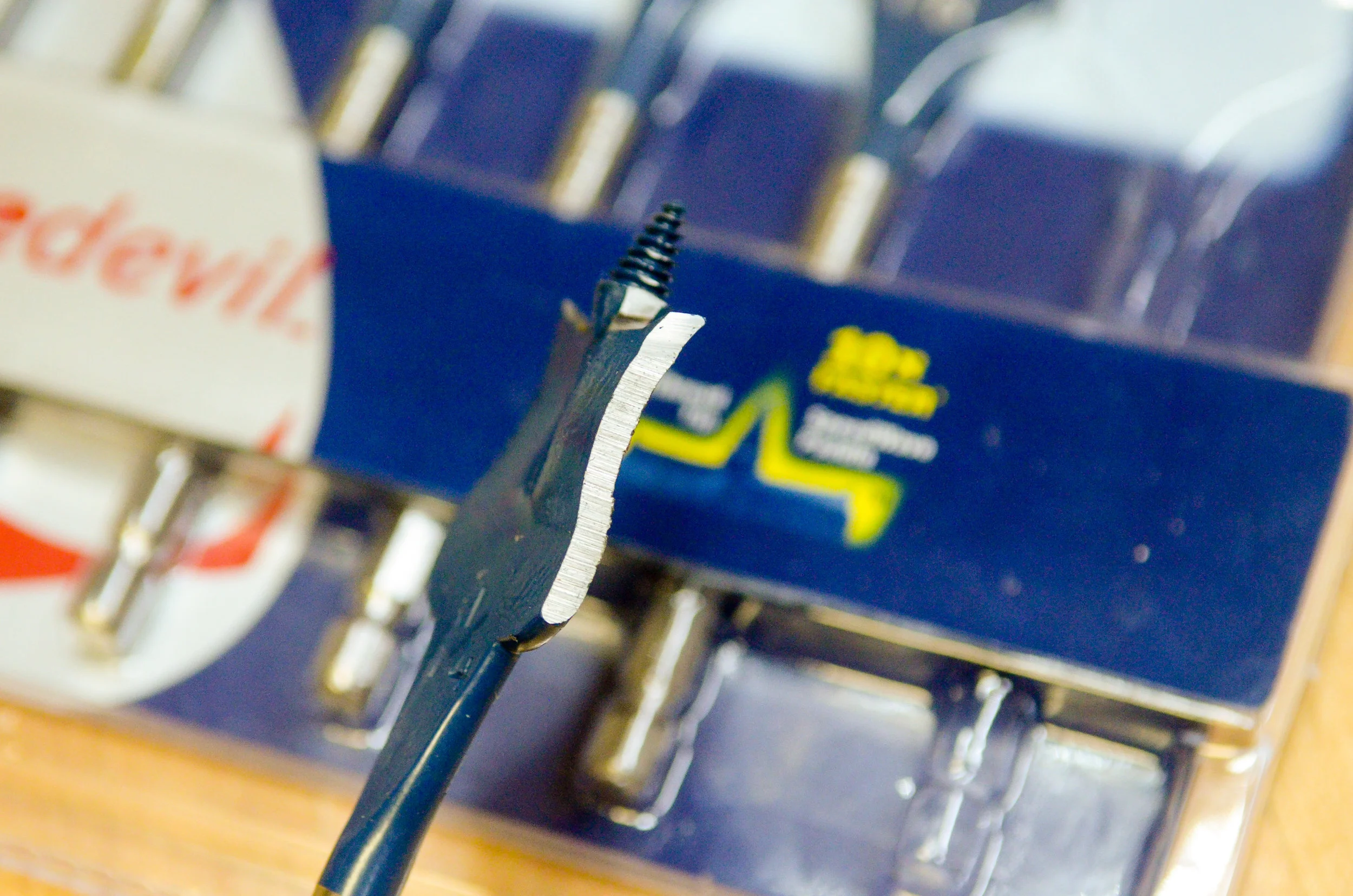 Self feed tip, and serpentine curve of the cutting edge on the Bosch Davedevil spade bit.