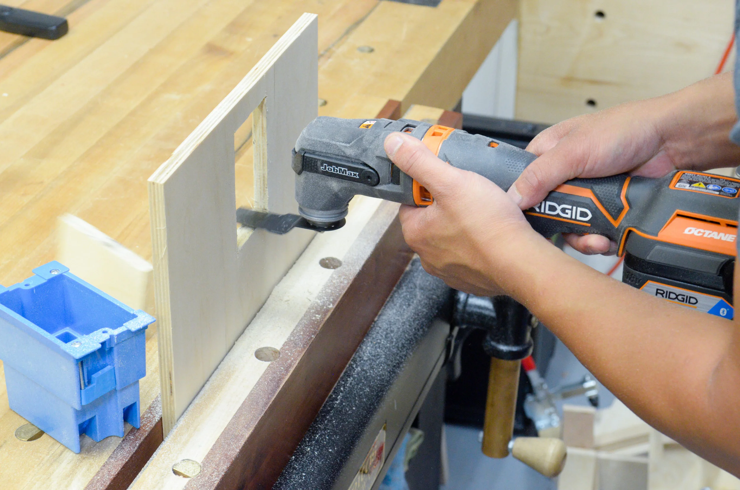 The 1-1/8 in plunge wood cutting blade is perfect for making right angle cuts.