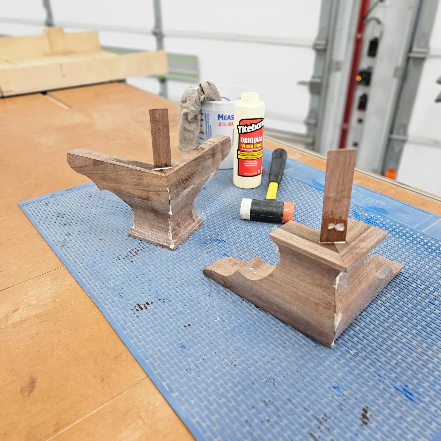 It's a pretty stress free glue-up. Adding splines really helped lock everything together. These are rock solid. 
#finewoodworking #ogeebracketfeet #bracketfeet #periodfurniture #finefurniture #chinacabinet #furnituremaker #woodworker #woodworking #hu