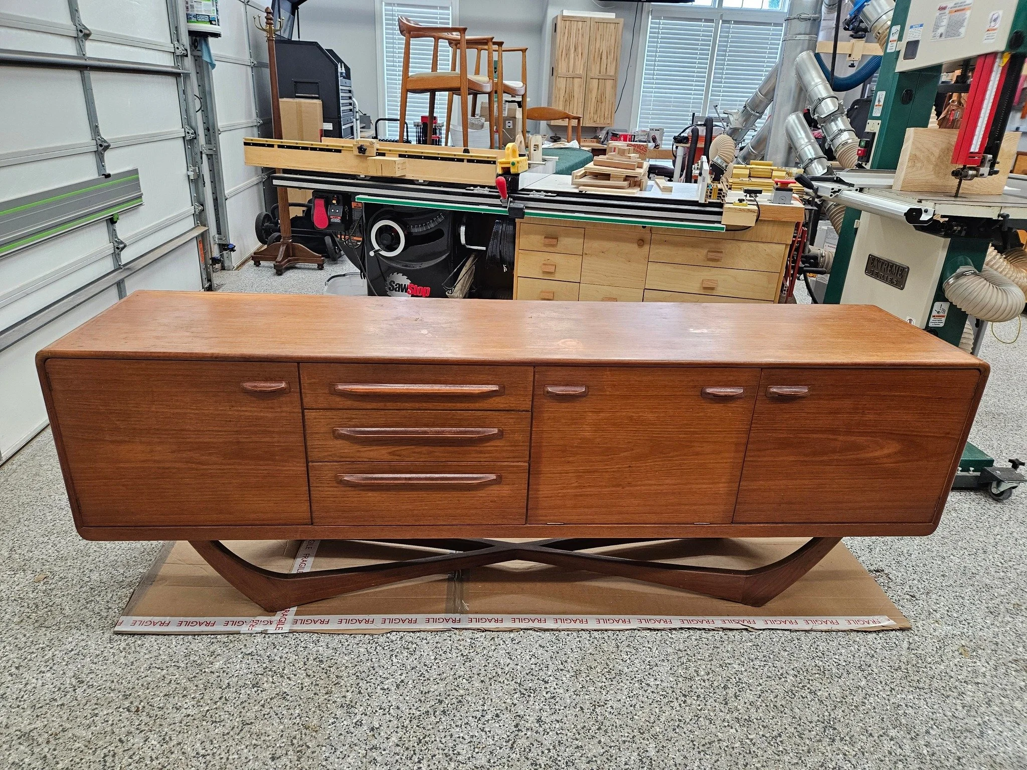 Up next in the shop: giving this 1960s Scottish beauty by Beithcraft a proper glow-up. Time to peel back decades of wear, tighten up the mechanics (looking at you, drop-down hinge), and feed that thirsty teak some oil and wax. And seriously, can we t