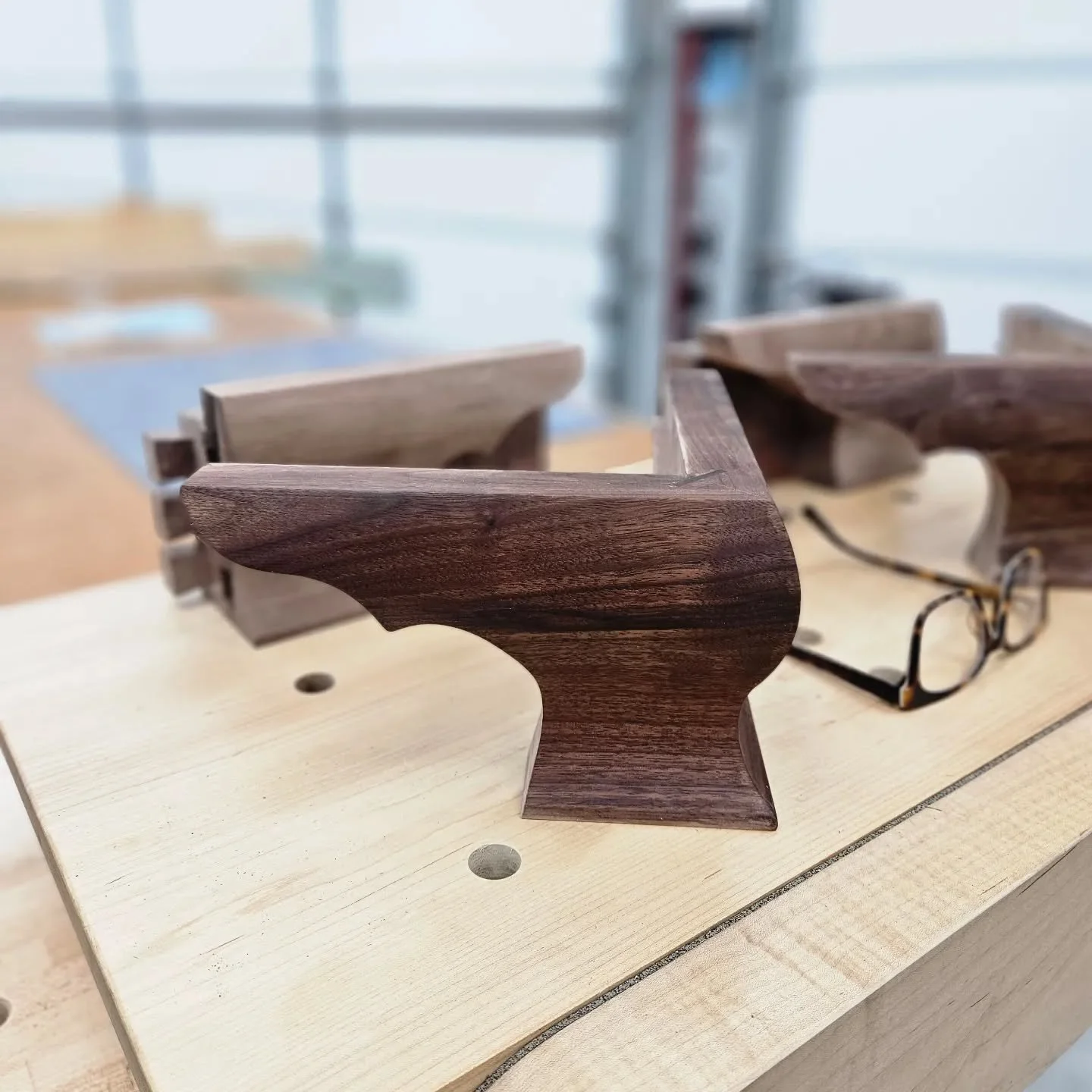 The ole "sand really fast, wipe on mineral spirits, and take a picture before it dries" trick. Got it!
#ogeebracketfeet #bracketfeet #finewoodworking #finefurniture #furnituremaker #woodworker #woodworking #periodfurniture #chinacabinet #al