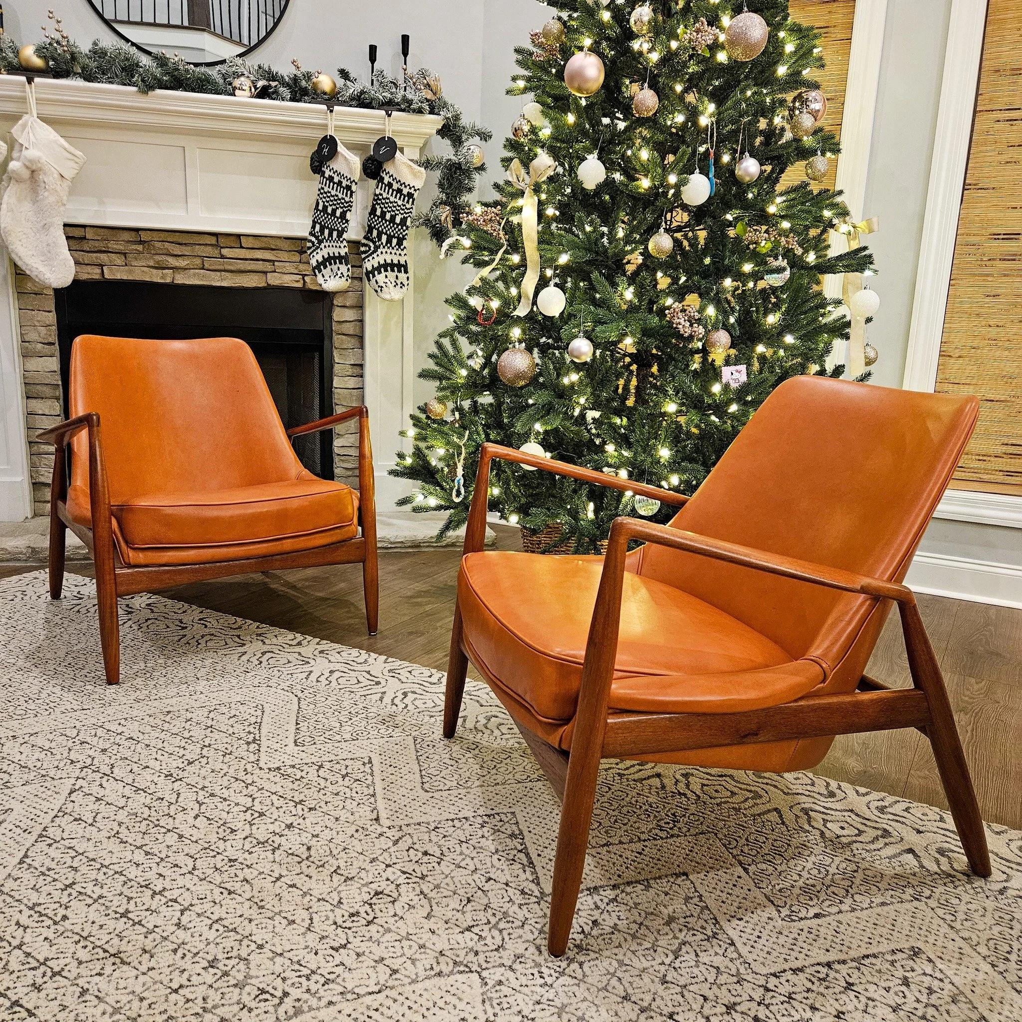 Gl&aelig;delig Jul!

Just in time for the holidays, this pair of restored Ib Kofod Larsen S&auml;len (Seal) chairs is finished and ready for delivery.