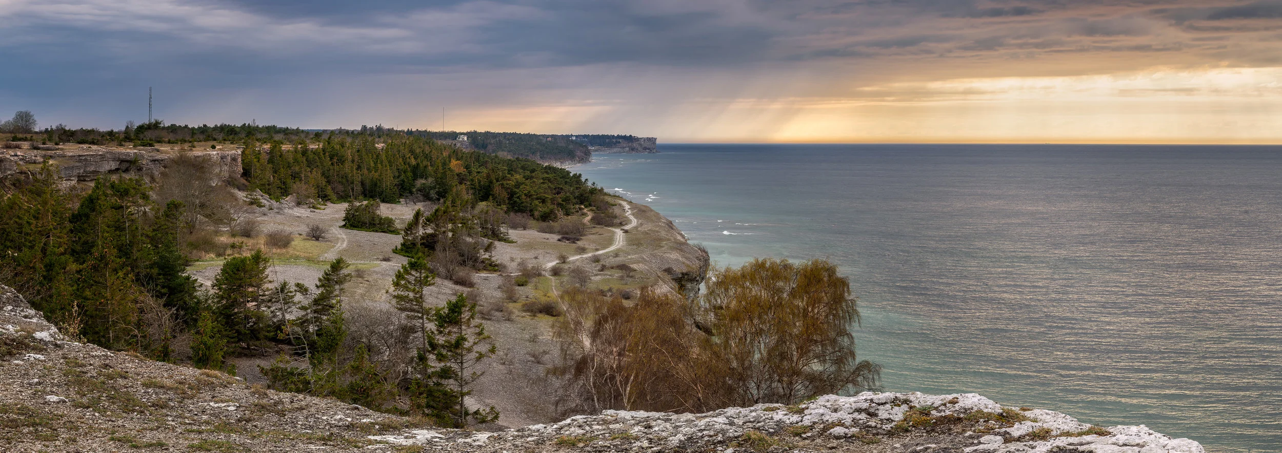 A picture showing the shoreline near Visby facing the are of Högklint.