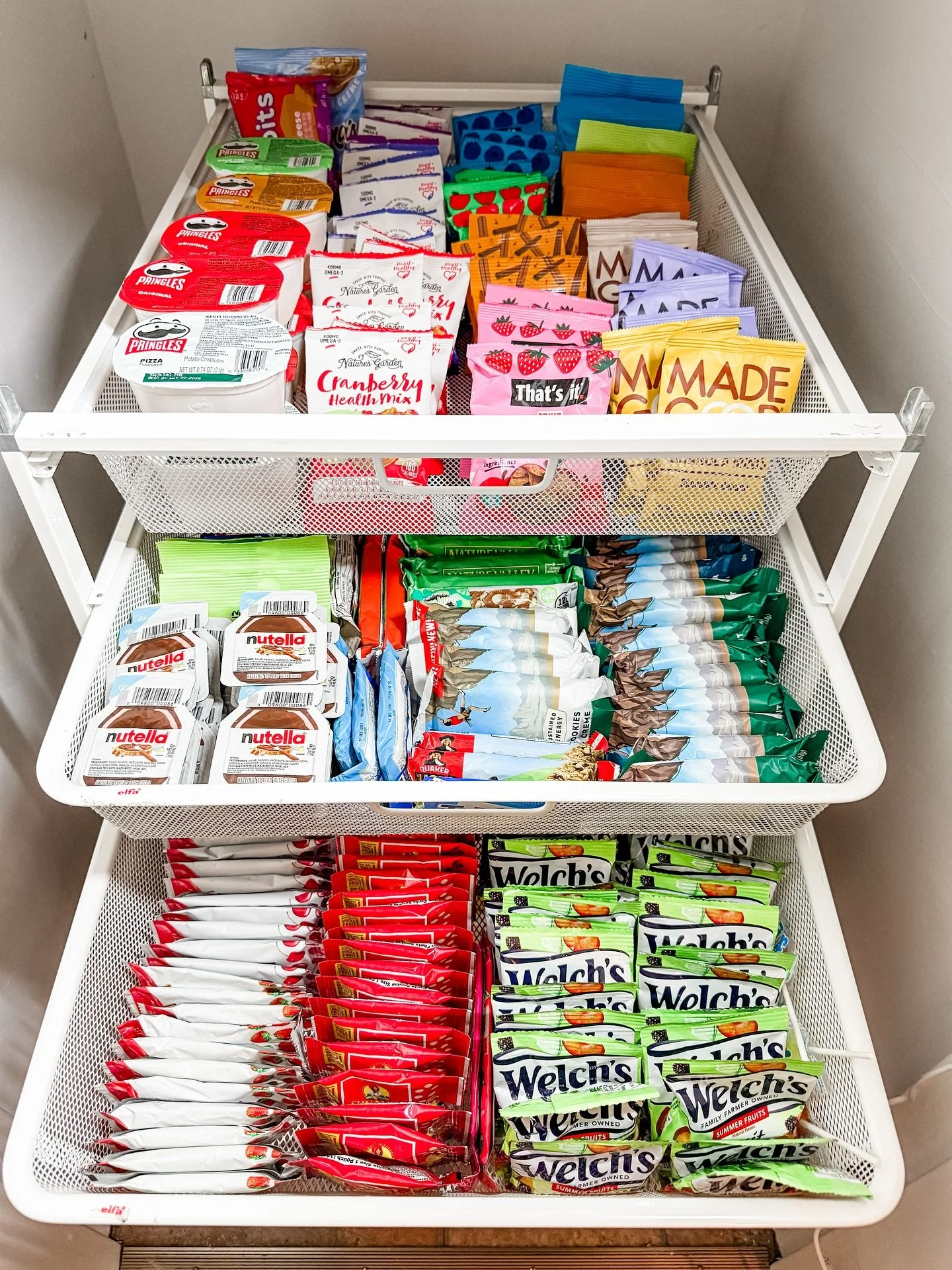 As if she wasn&rsquo;t already the coolest, now this is her snack cart??

No wonder the grandkids walk over everyday to come see her! 🥰

#snack #costco #madegood #cliffbar #pantry #elfa #professionalorganizer #food