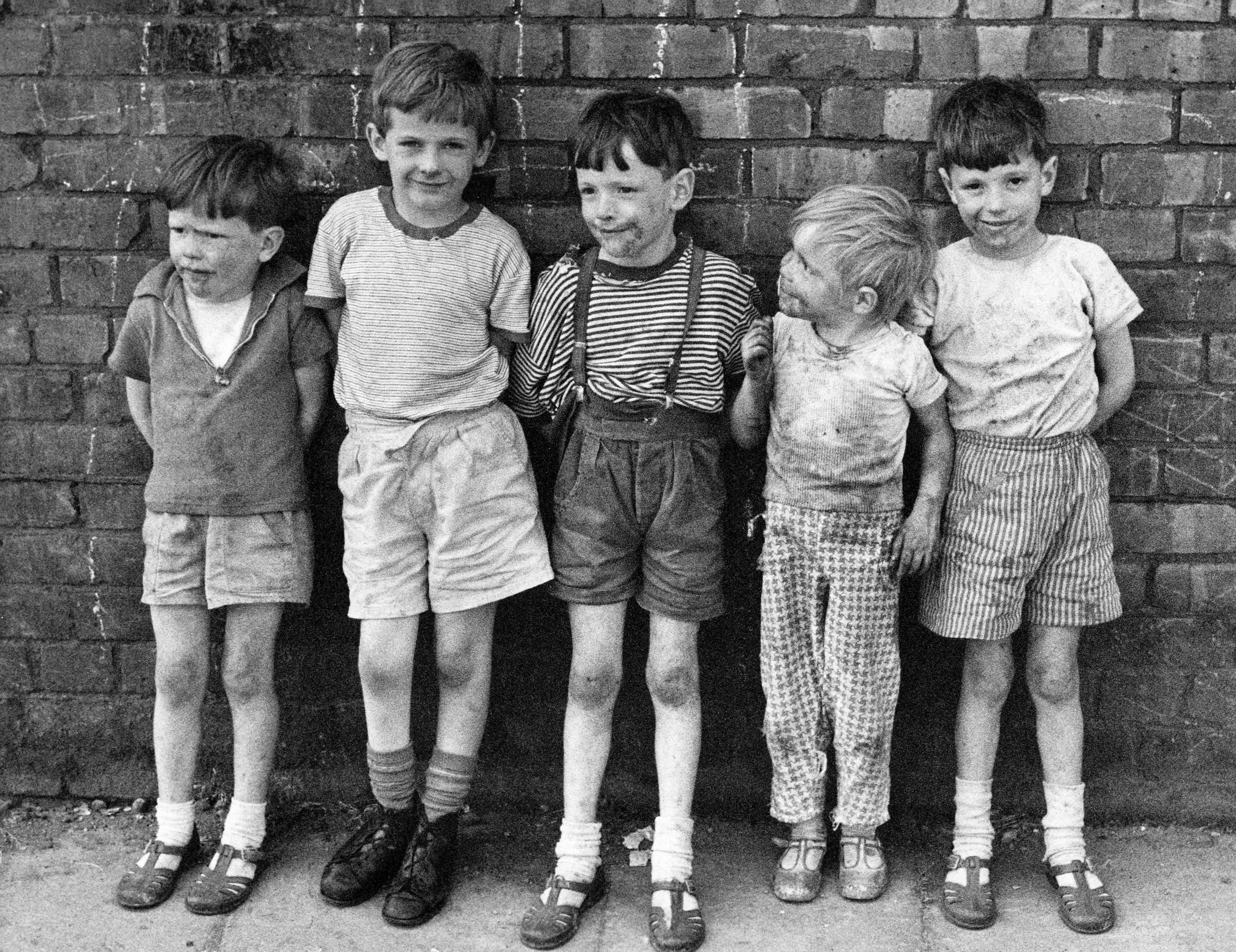 Moss Side, mcr., 5 Friends, 18-40-1 (1964).jpg