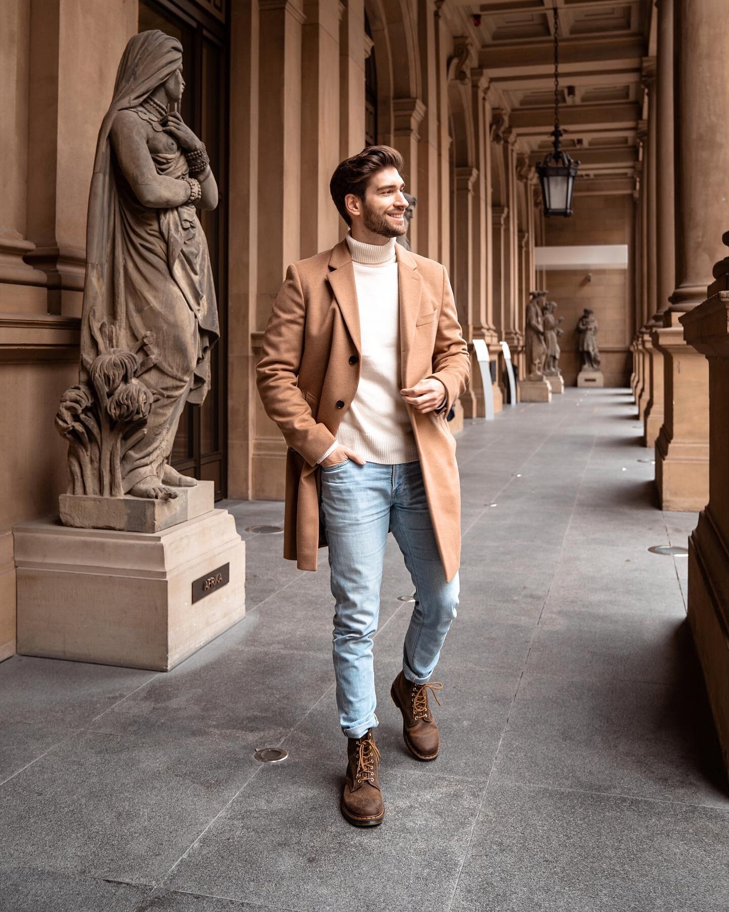 Who&rsquo;s ready to rock the new week?🔥👊🏻
Never forget to smile, no matter the obstacles.

#smile #menswear #frankfurt #beigeaesthetic #camelcoat #mensfashionstyle #mensweardaily