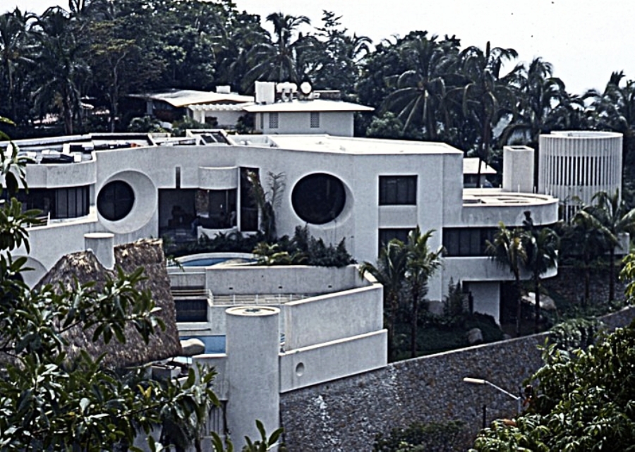 There are some nice properties overlooking Acapulco Bay but I fear that today (2018) it is not the place to be due to Drug Lords taking over Acapulco. Such a shame! The times when I was there it was as safe as anywhere.