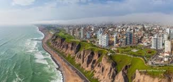 Lima. It was just a short walk down to the ocean's edge where we saw hang gliders everywhere.