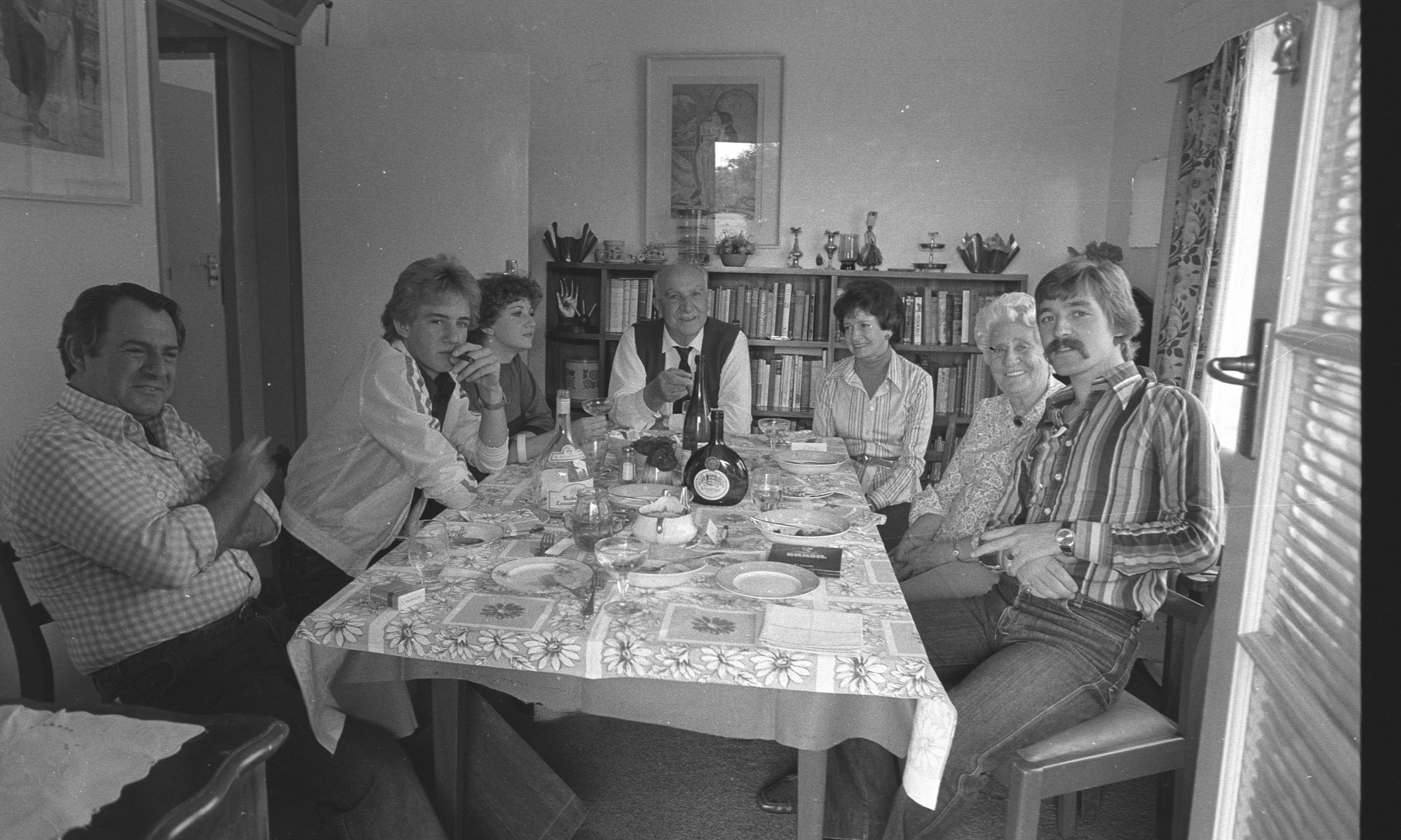 Myself on the right with the Maxted clan. Can't think who took the picture. I don't see Alan Jnr so maybe it was him. Can't believe they allowed me to smoke a cigar in the house. Wait a mo! Al has a cigarette in his hand!
