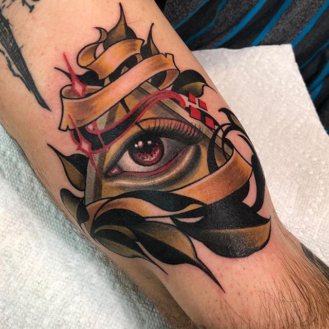 Did one of my designs on @kineticpop yaaayyyy -thankx for letting me do this:) #neotuck #neotraditional #illuminati #eternalinks #worldfamousink #coralsprings #eye #banger