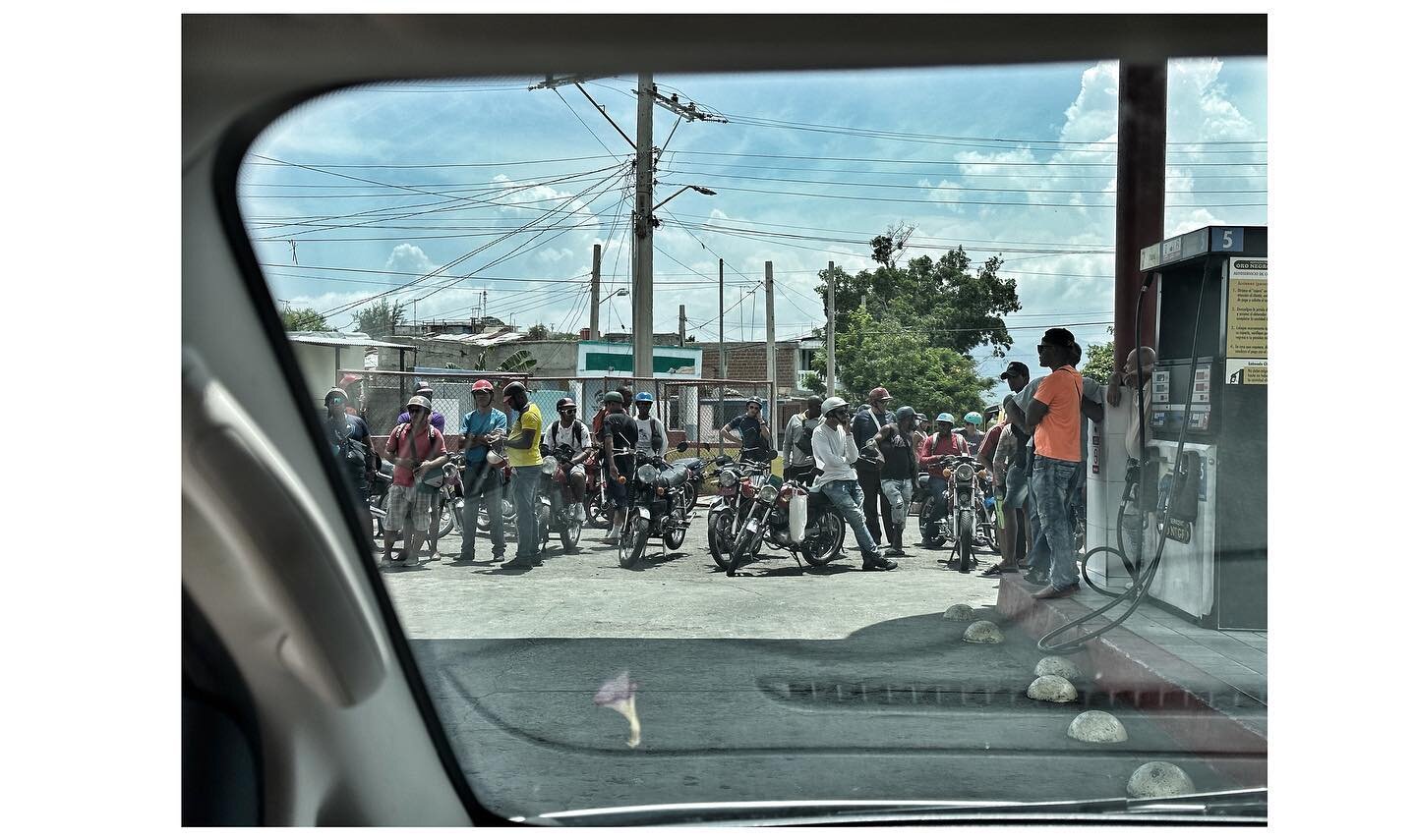 #outmywindow  finally got a tank of gas.  Used more gas getting gas. This is Cuba. The view never gets old as it&rsquo;s always the start of a new adventure.  Join me on a workshop www.cameraodysseys.com  We head to #cuba May 5th to join up with 3 US