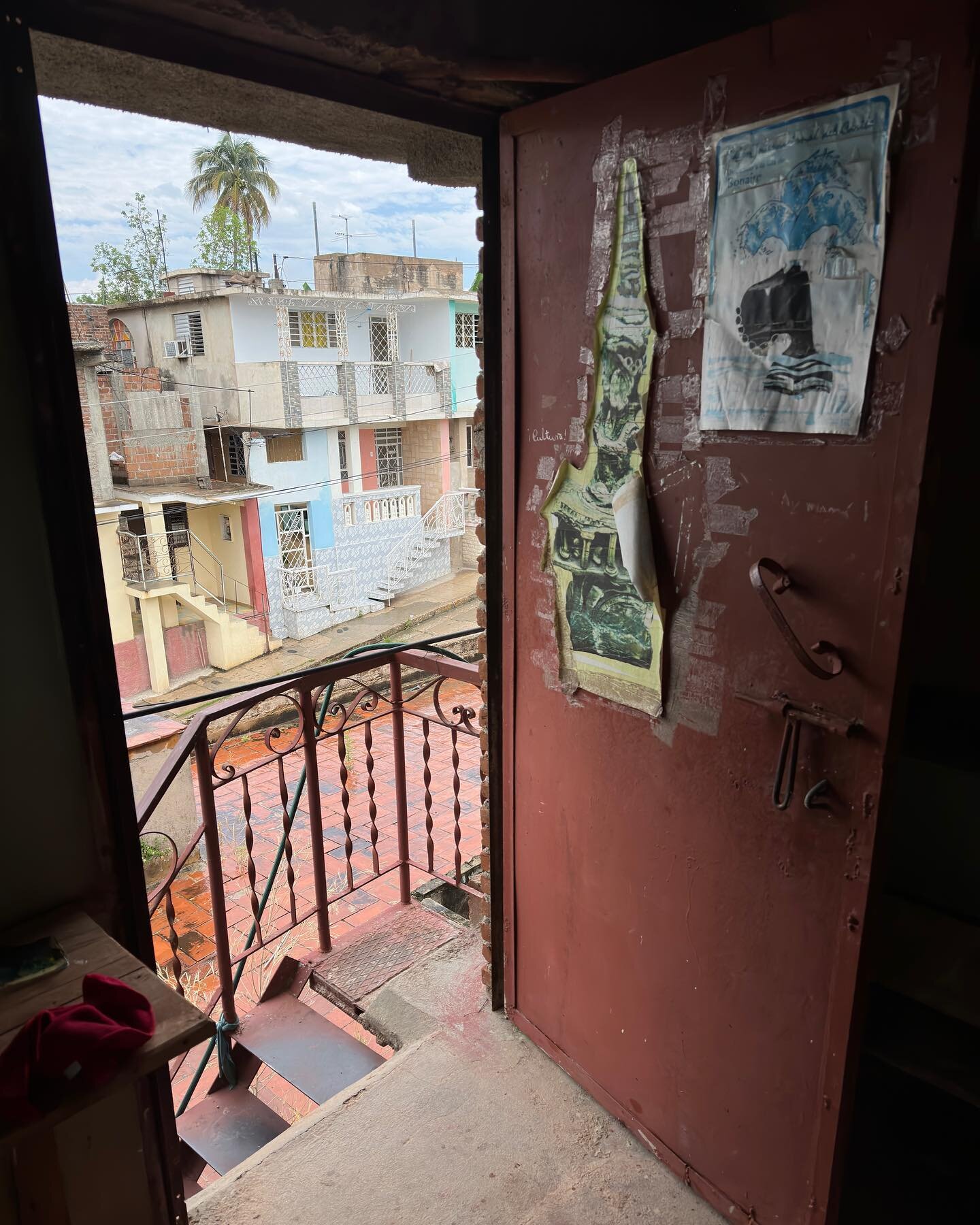 #outmywindow  4 great days of photographing Cuba artist and working in @carlosreneaguileratamayo studio. Lots of great art coming home . This is Cuba. The view never gets old as it&rsquo;s always the start of a new adventure.  Join me on a workshop w