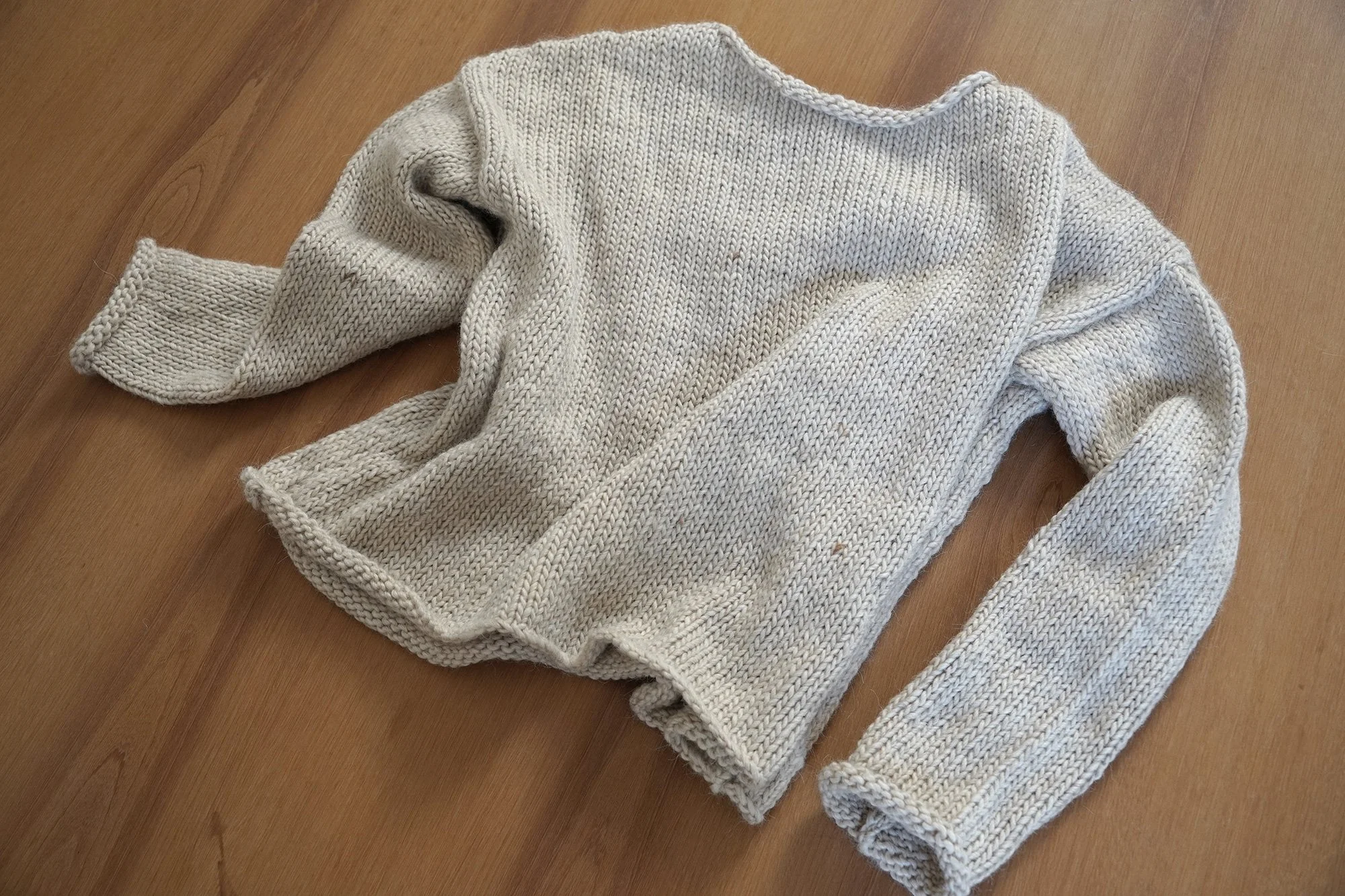 Q08.SIMPLE-LLAMA-SW—AW26.Beige.02.jpg