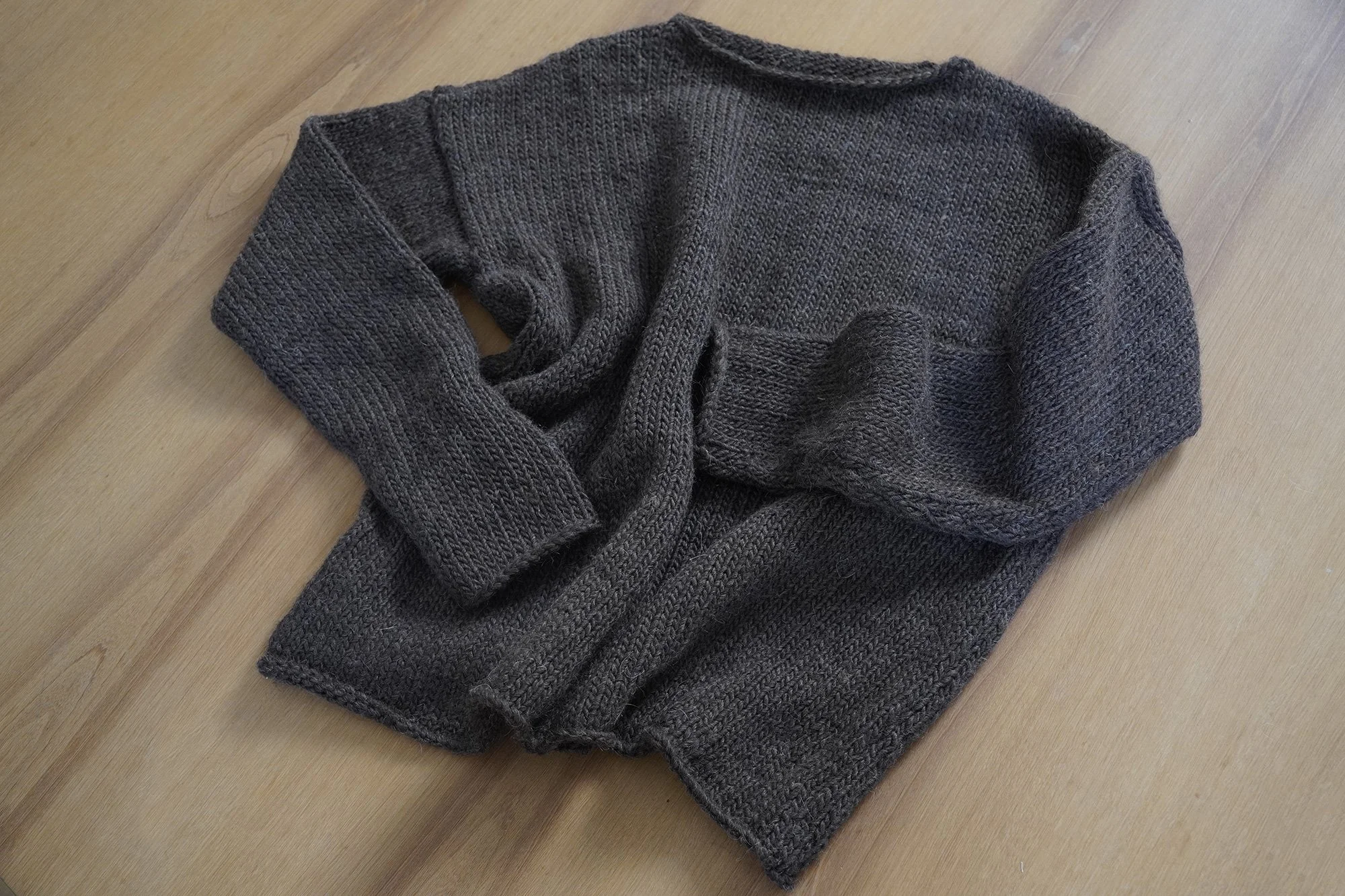 Q08.SIMPLE-LLAMA-SW—AW26.Choco.03.jpg