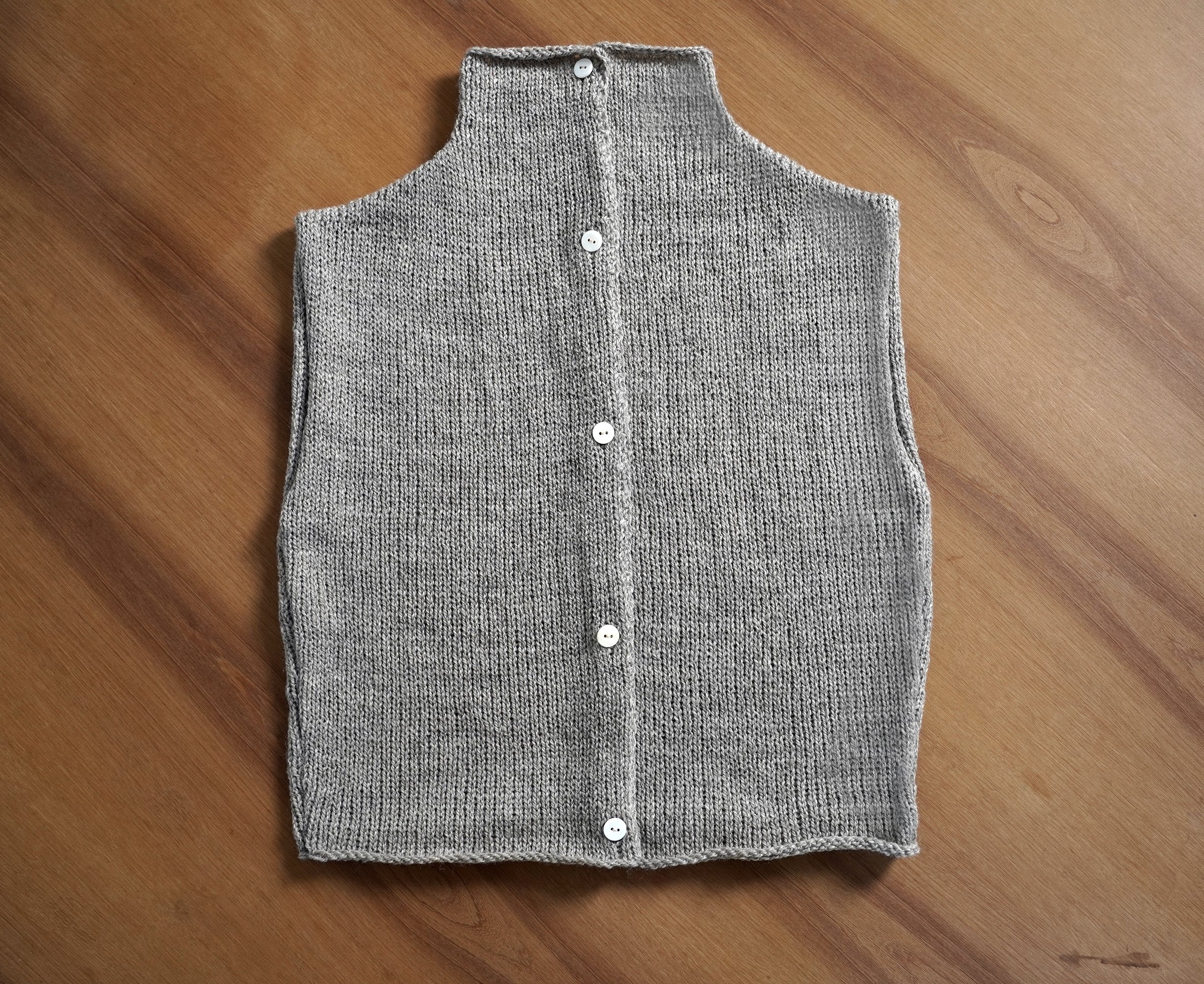 Q02.OPEN-VEST—AW26-Grey.02.jpg