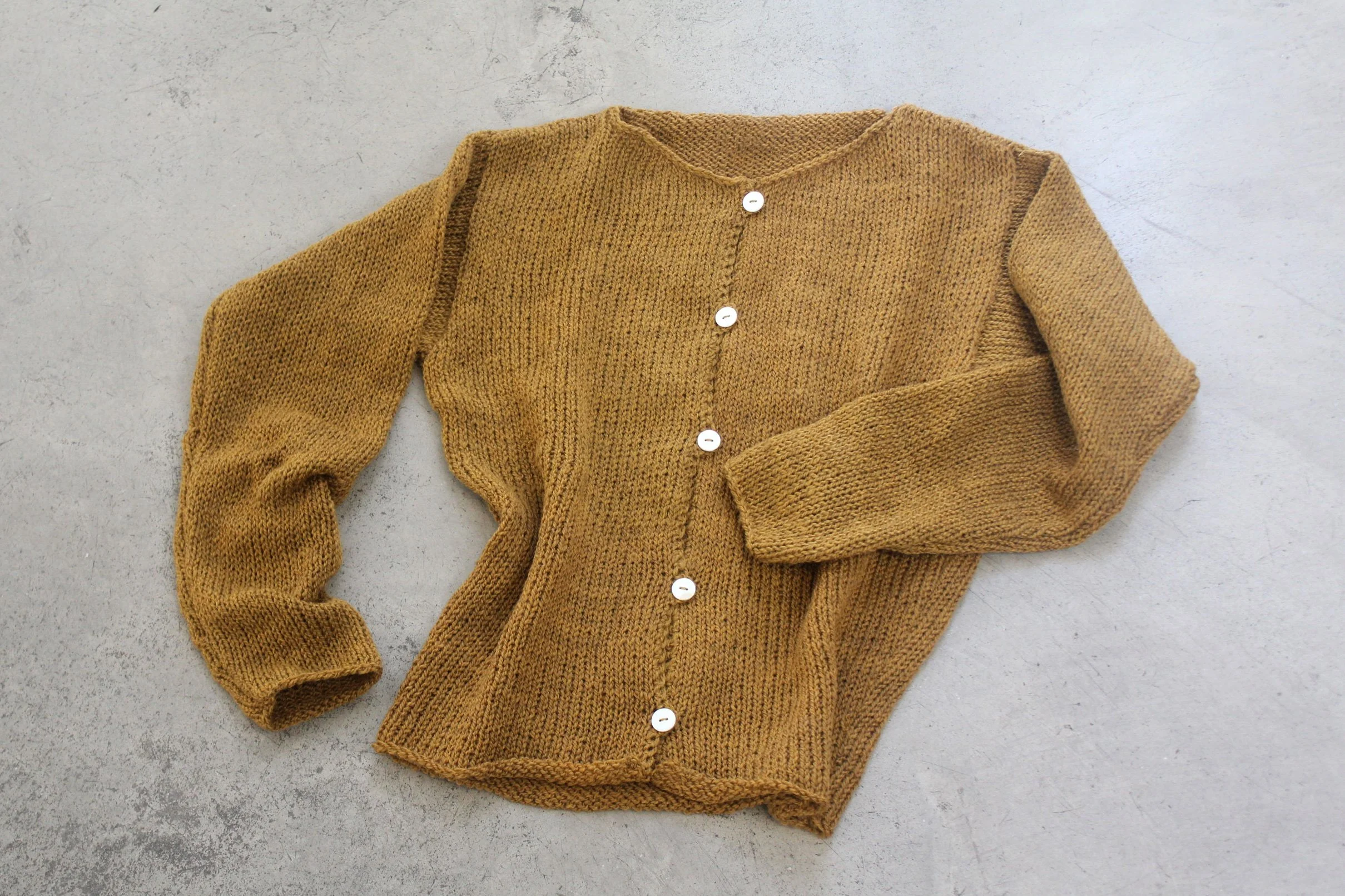 Q07-b.SIMPLE-CARDIGAN—AW26-Ochre.02.jpg