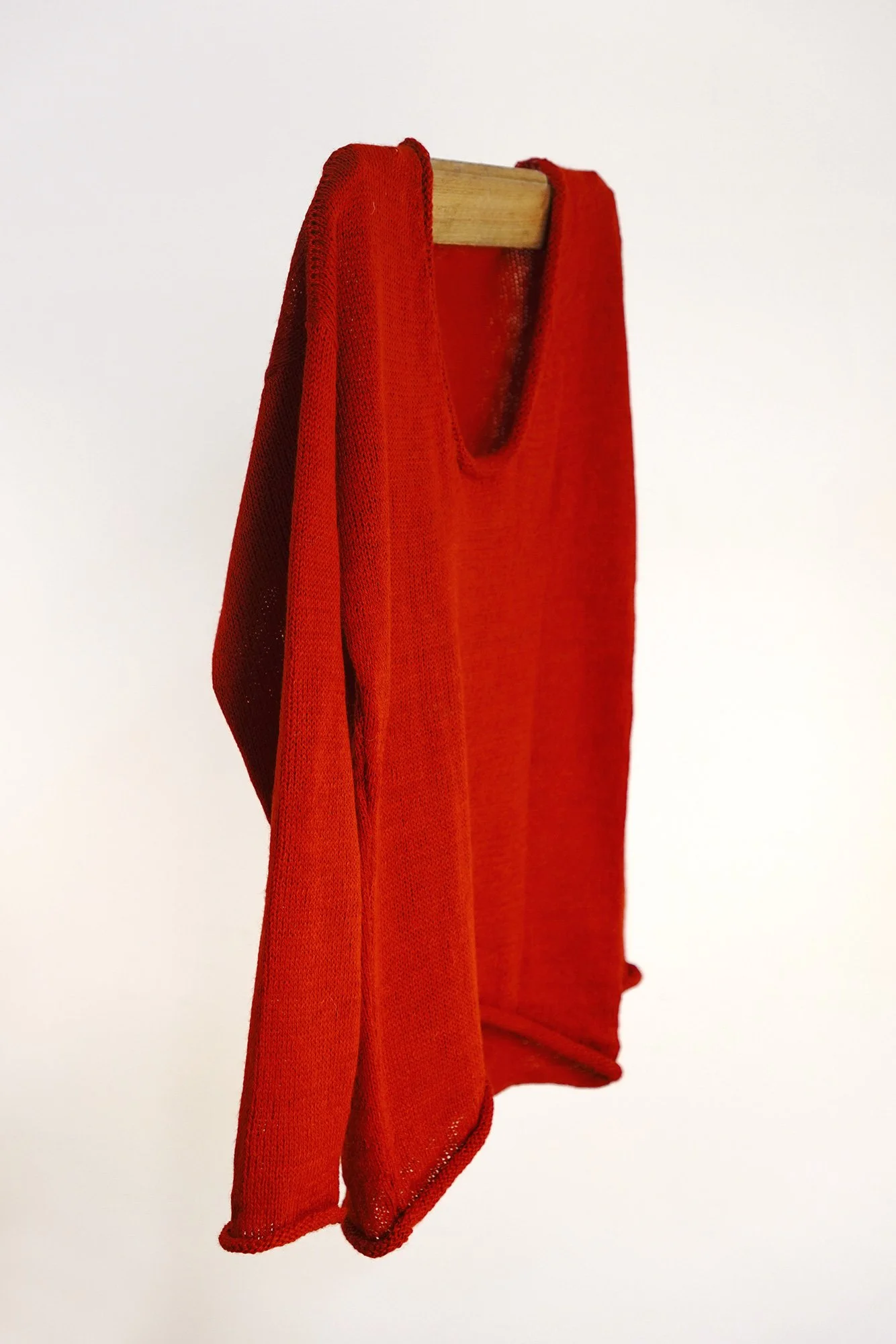 Q05.U-NECK-SWEATER—AW26-Red.02.jpg (copia)