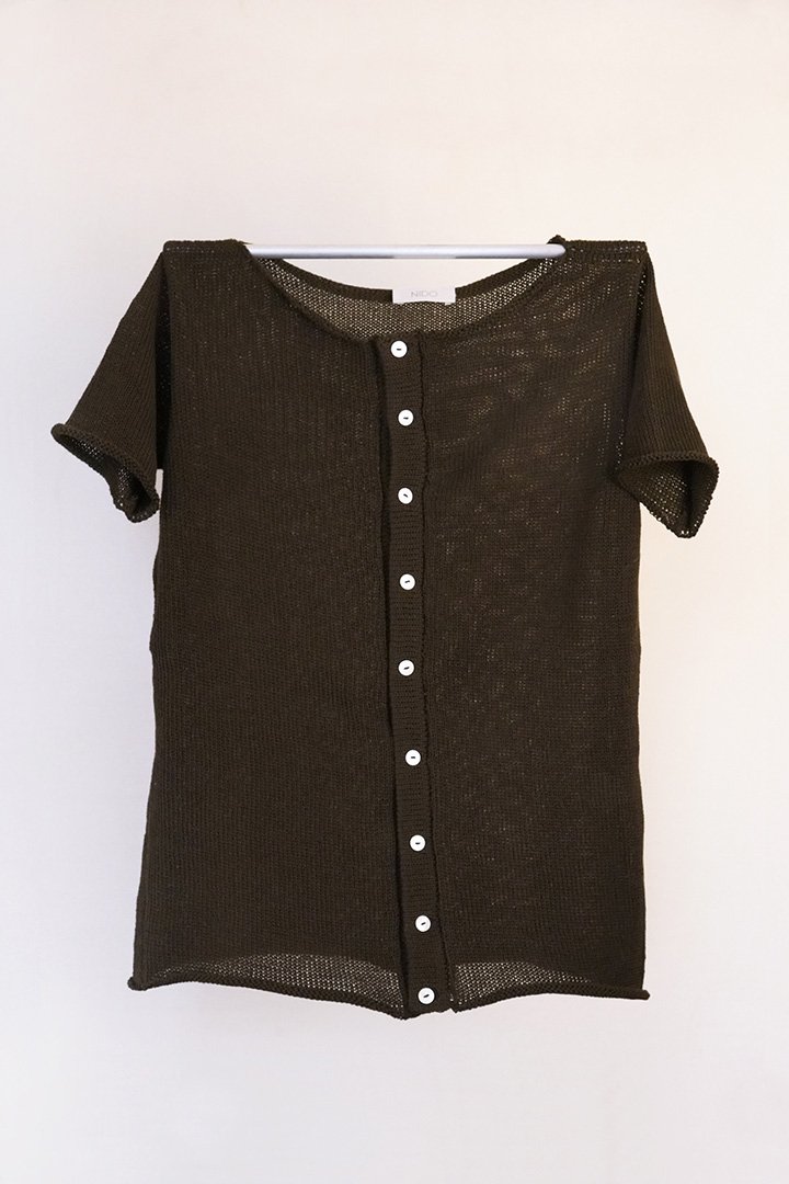 Q07.Buttoned-T-Shirt-Choco01.jpg