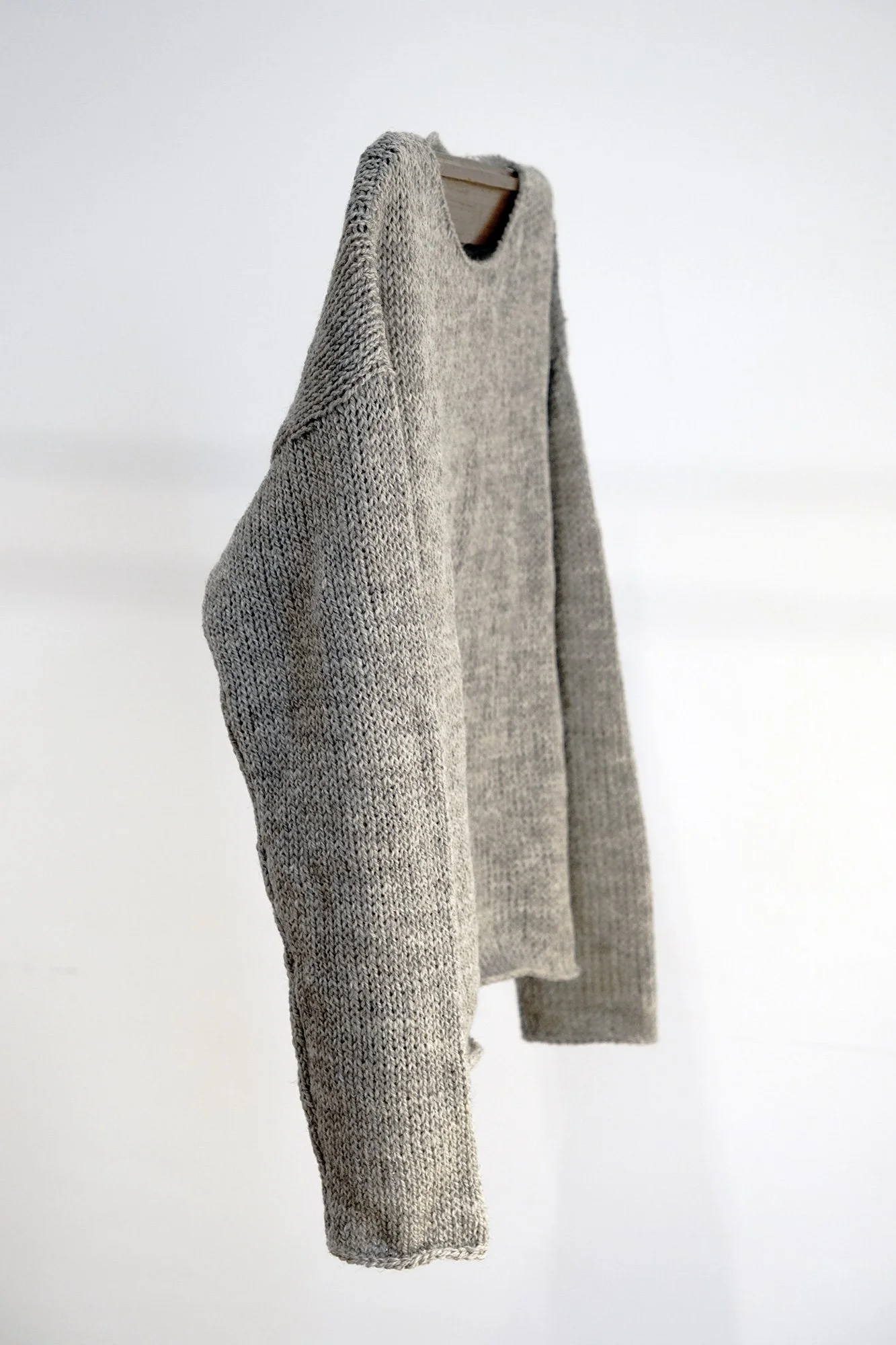 Q09.SIMPLE-UNISEX-SW—AW26-Grey.02.jpg (copia)