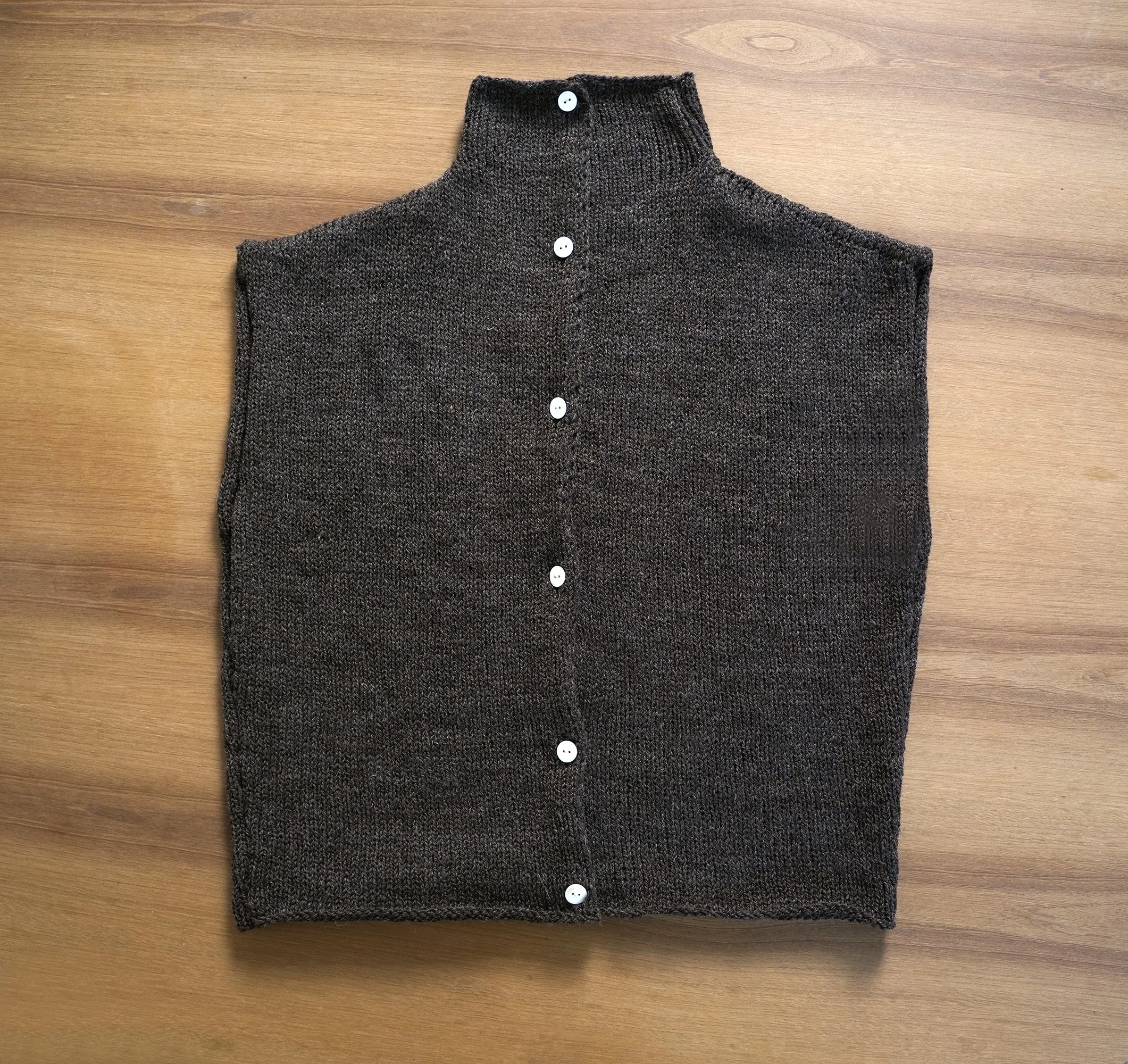 Q02.OPEN-VEST—AW26-Chocolate.03.jpg
