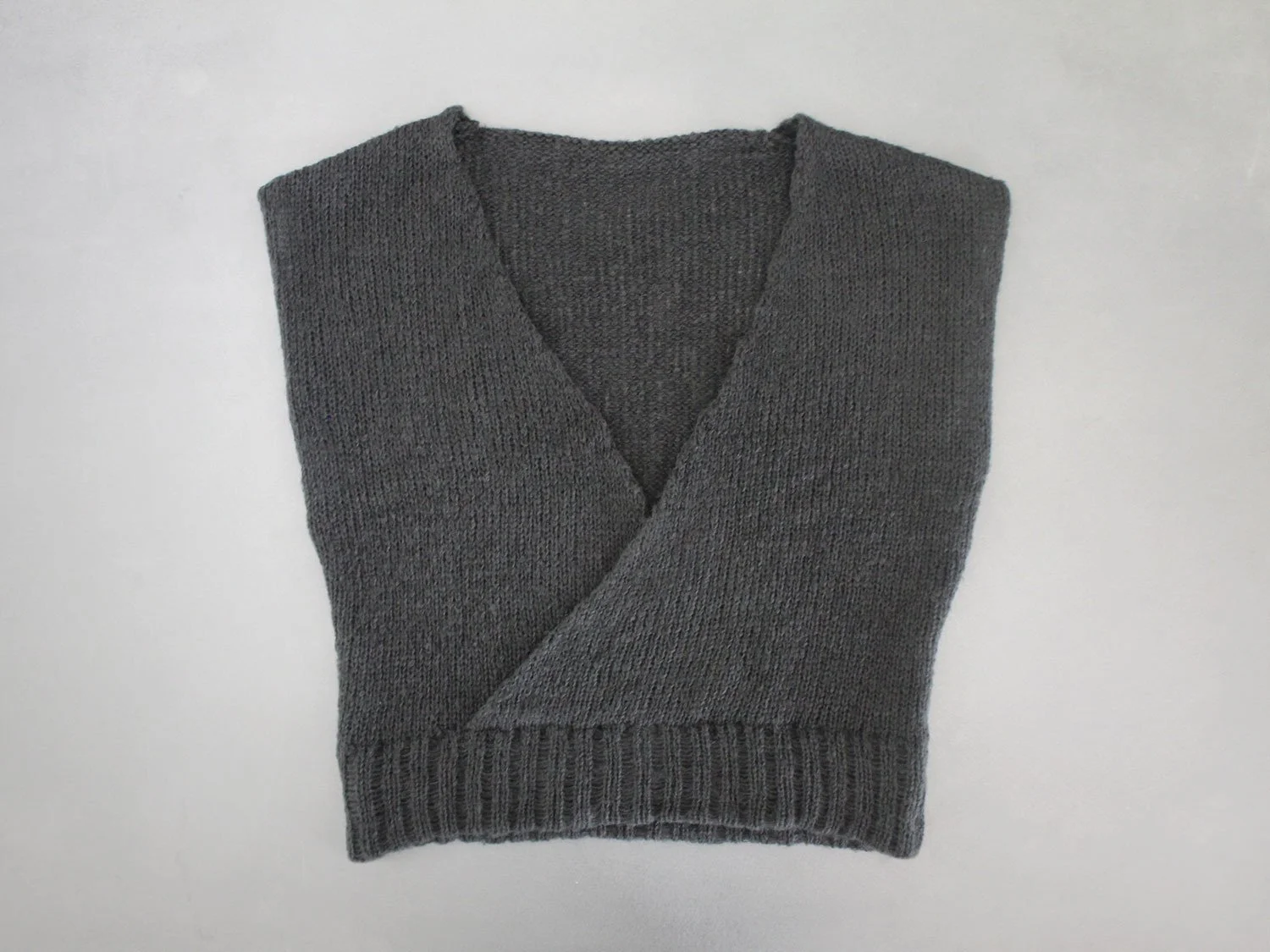 Q01—Cross-Vest-Grey03.jpg