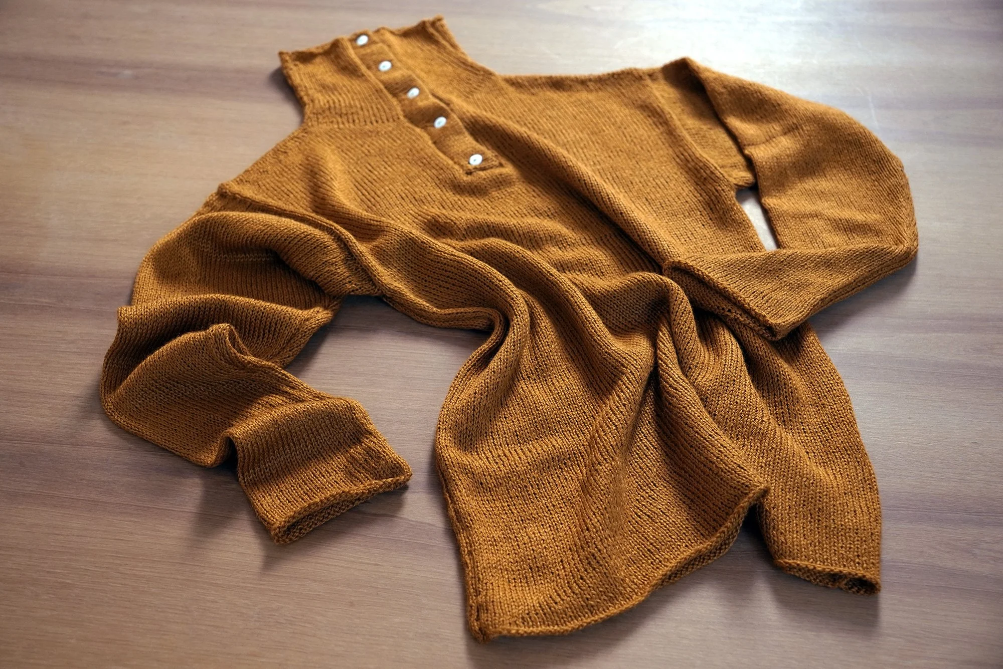 Q06.BUTTONS-HIGHNECK-SWEATER—AW26-Ochre.03.jpg (copia)