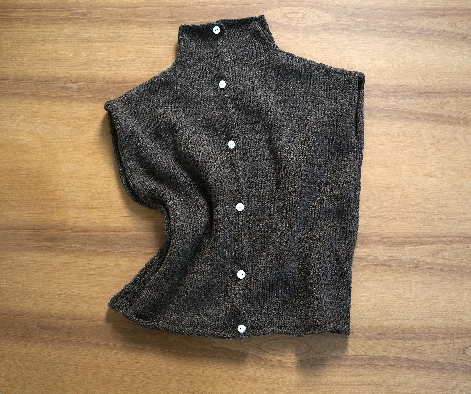 Q02.OPEN-VEST—AW26-Chocolate.04.jpg