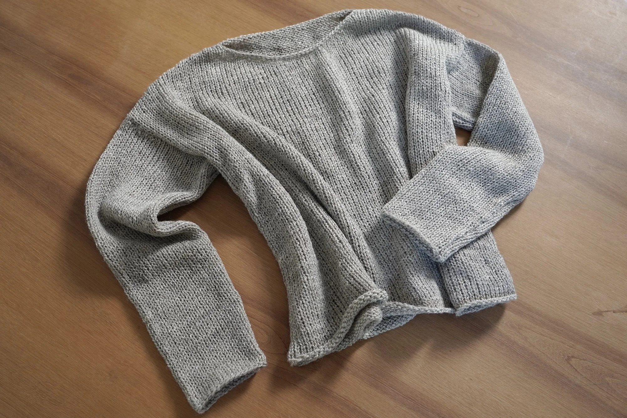 Q09.SIMPLE-UNISEX-SW—AW26-Grey.03.jpg