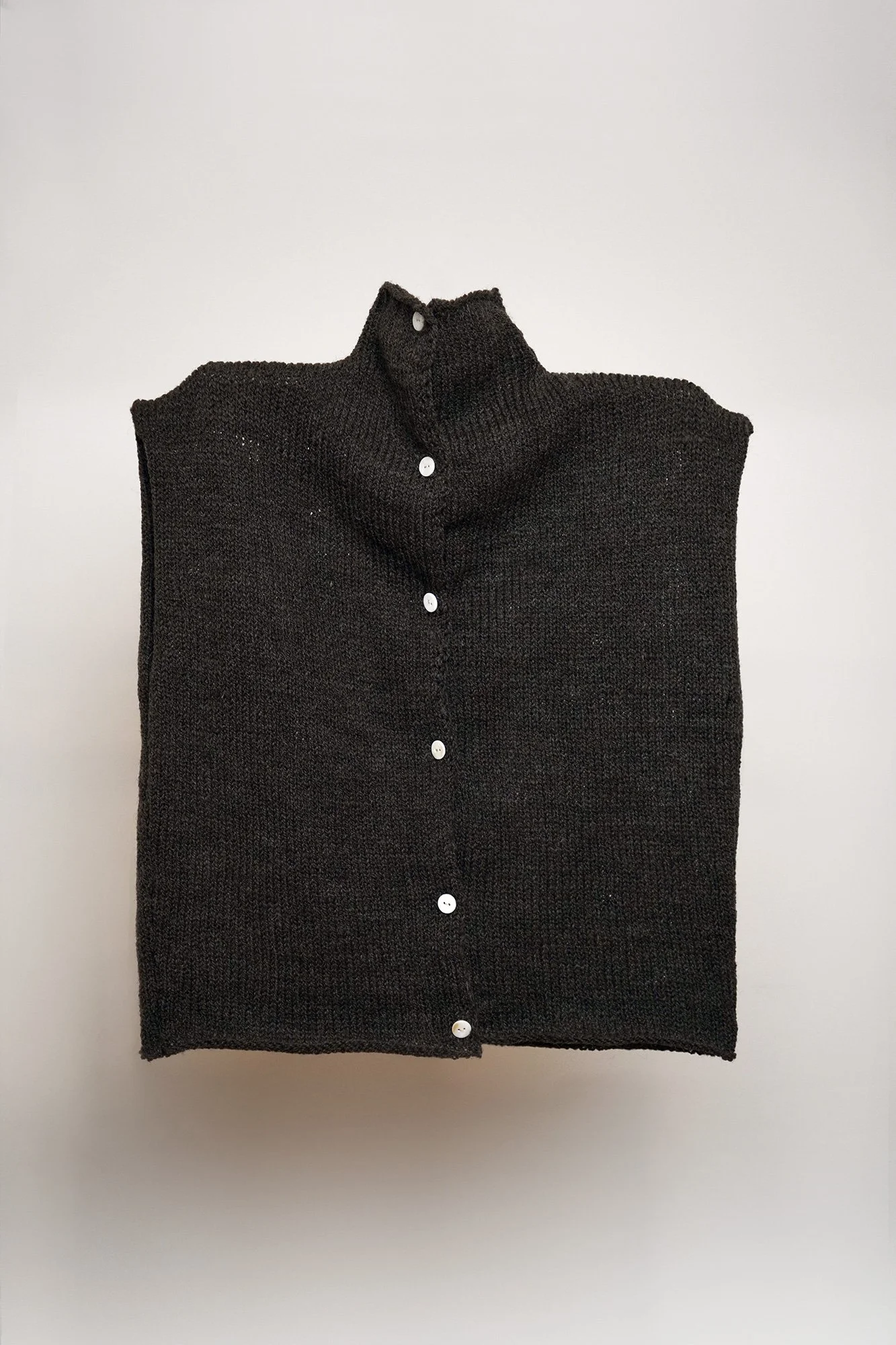 BUTTONS HIGHNECK VEST