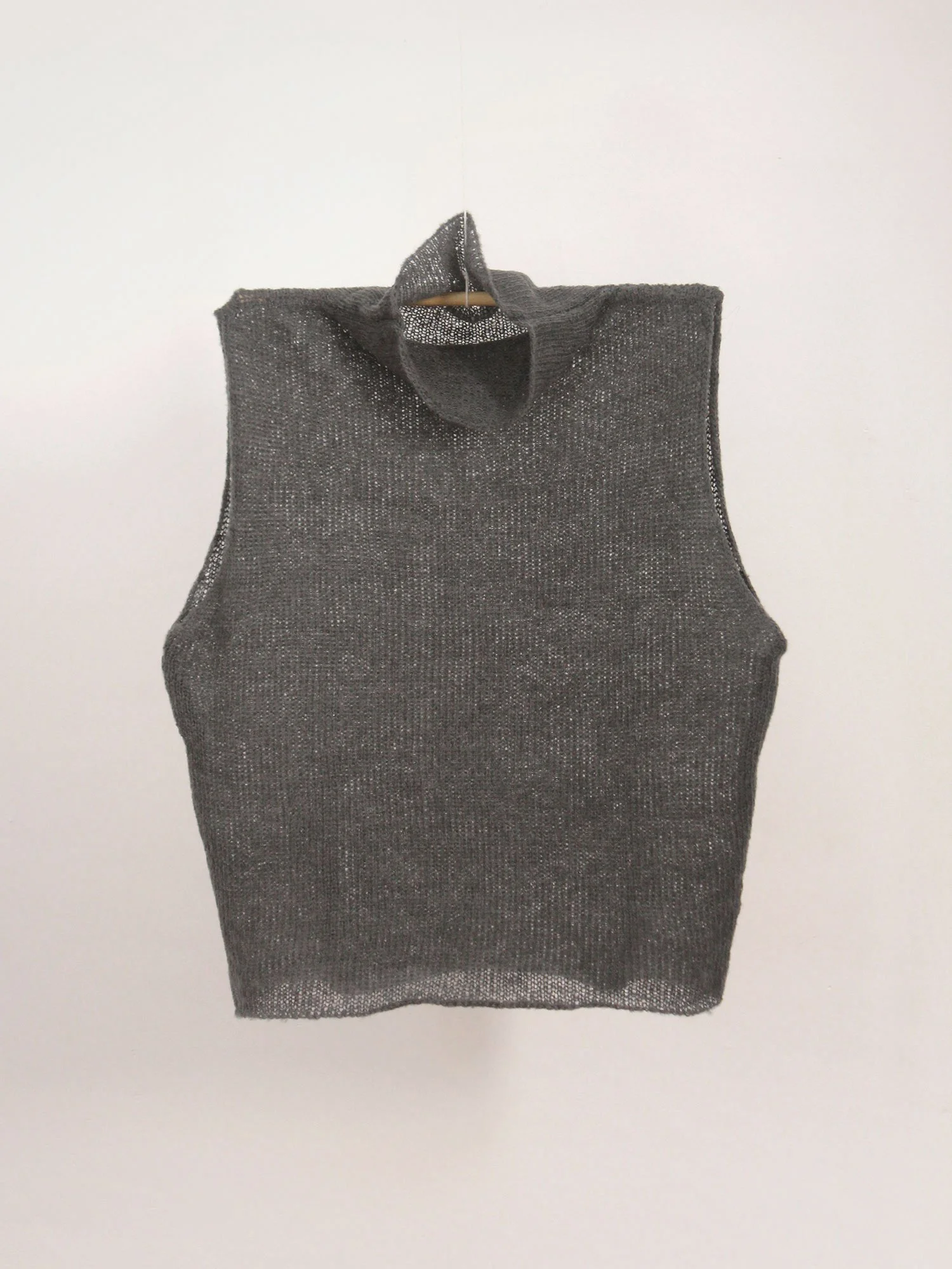 Q04—Highneck-Vest-Grey01.jpg
